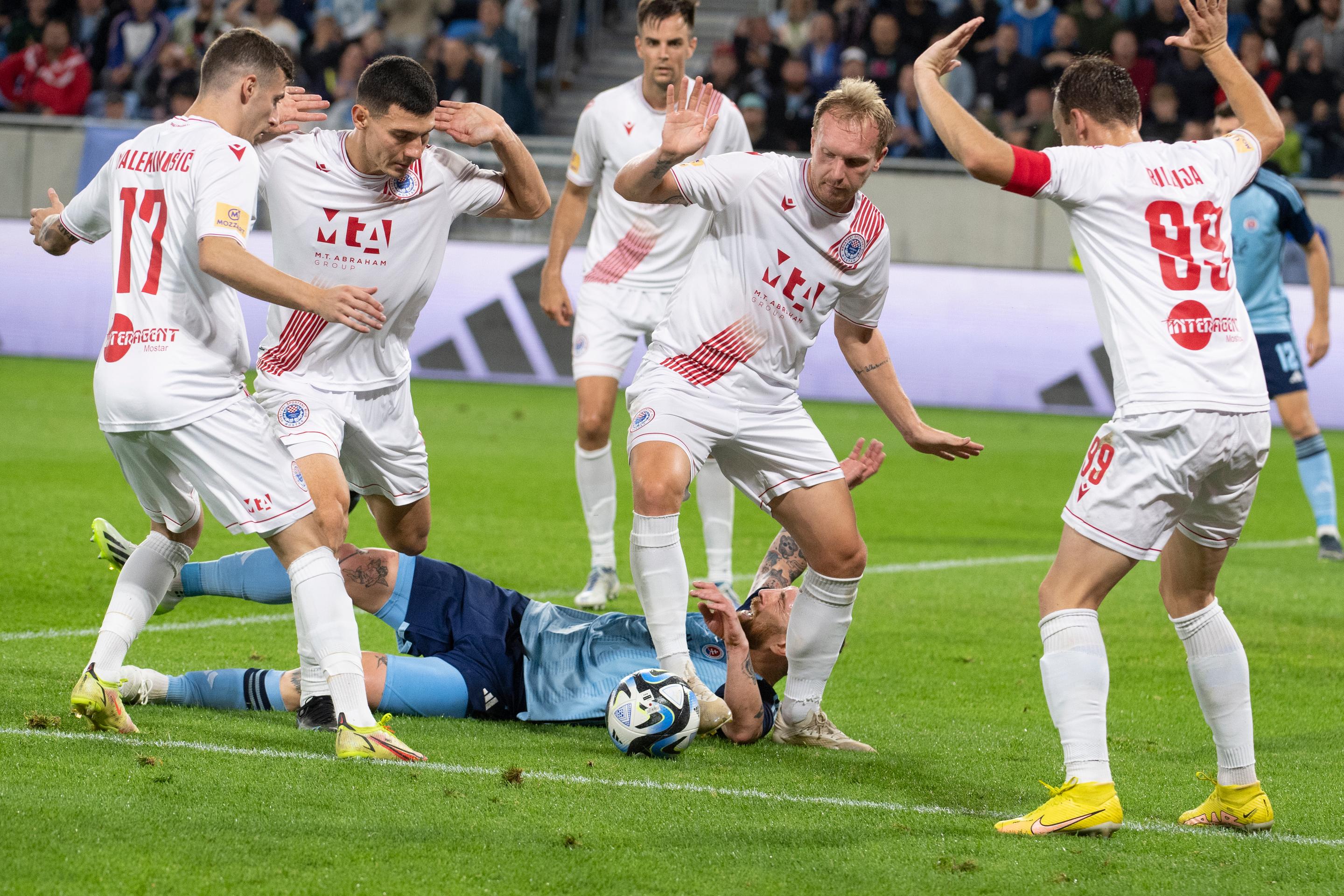 Na snímke Guram Kašia (ŠK Slovan)  leží na trávniku.