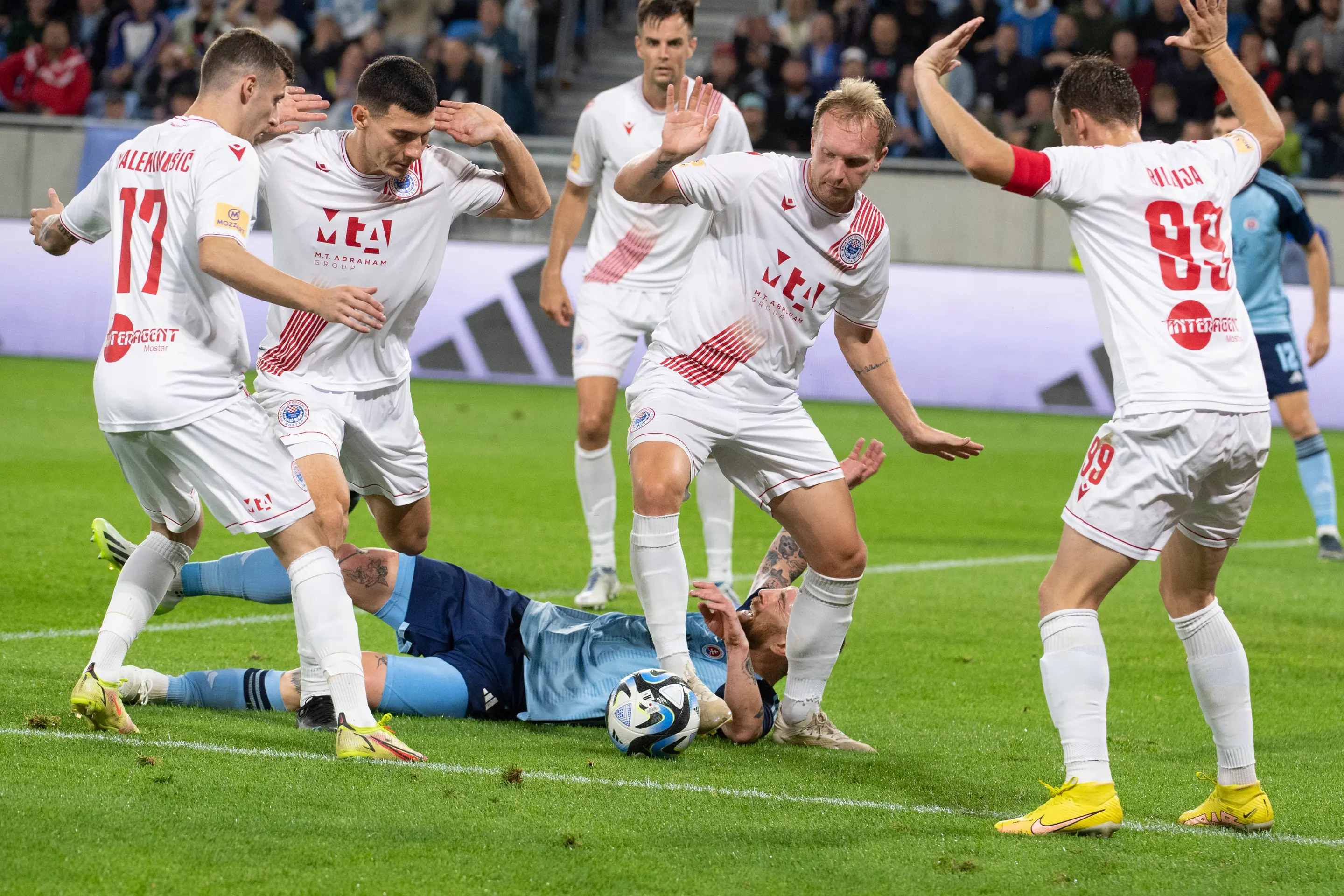 Na snímke Guram Kašia (ŠK Slovan)  leží na trávniku.