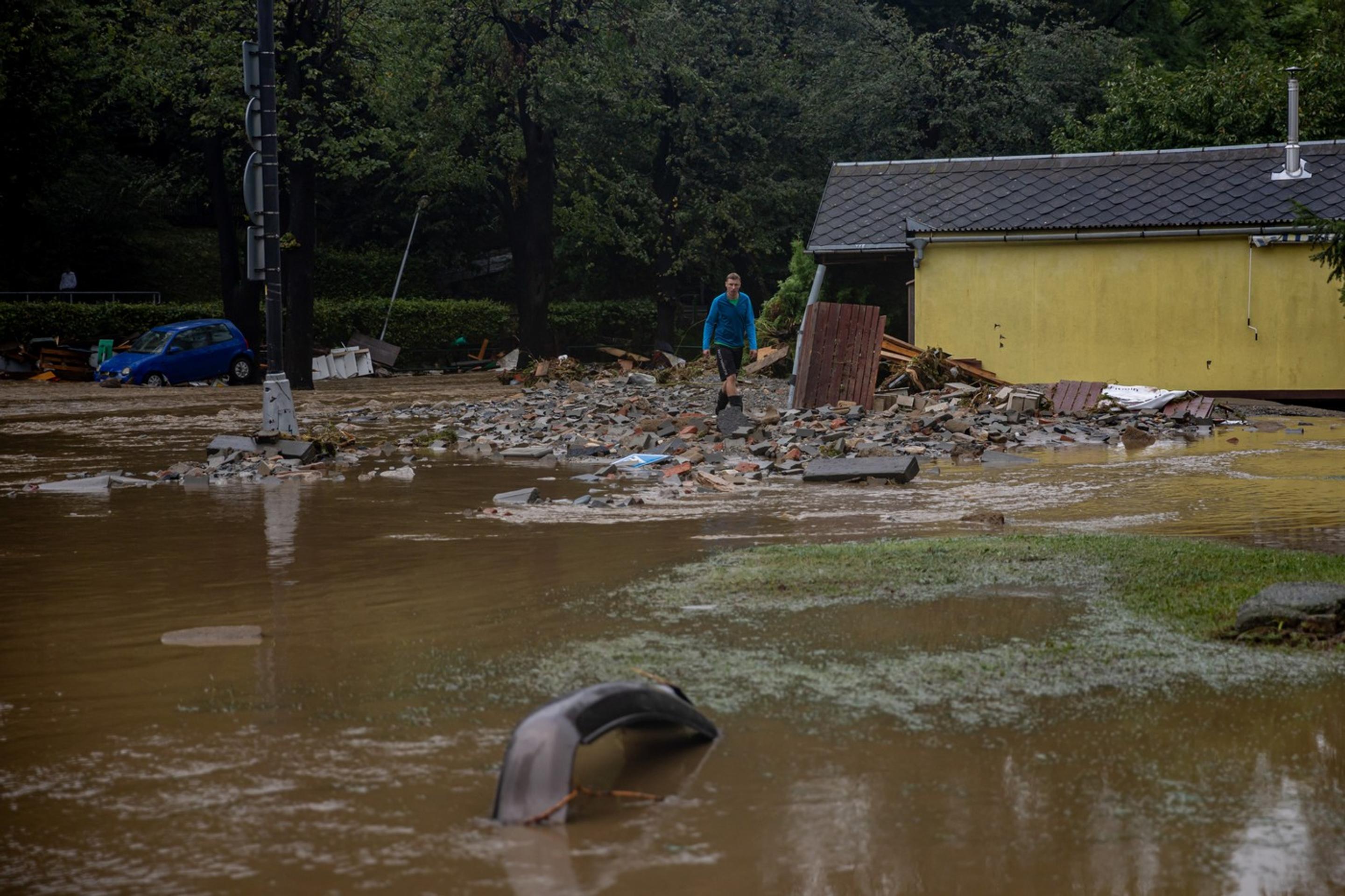 Voda v Jeseníku strháva domy.