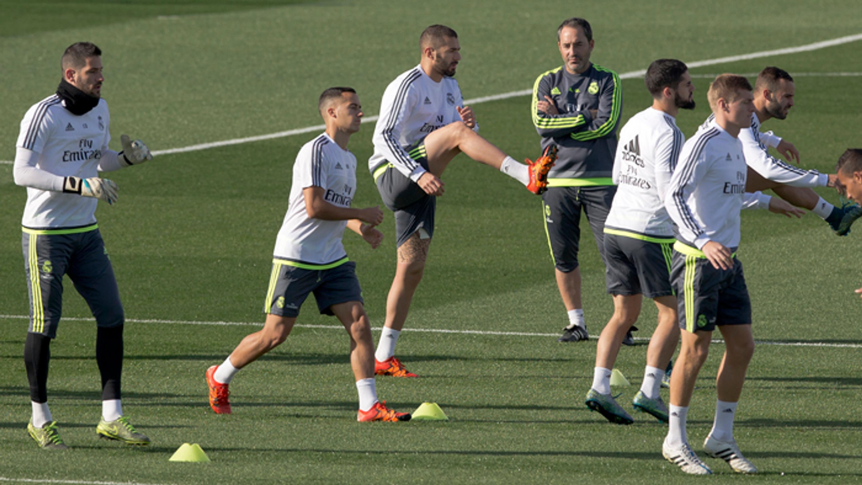 Futbalista Realu Madrid Karim Benzema (v strede) na tréningu pred  El Clasico