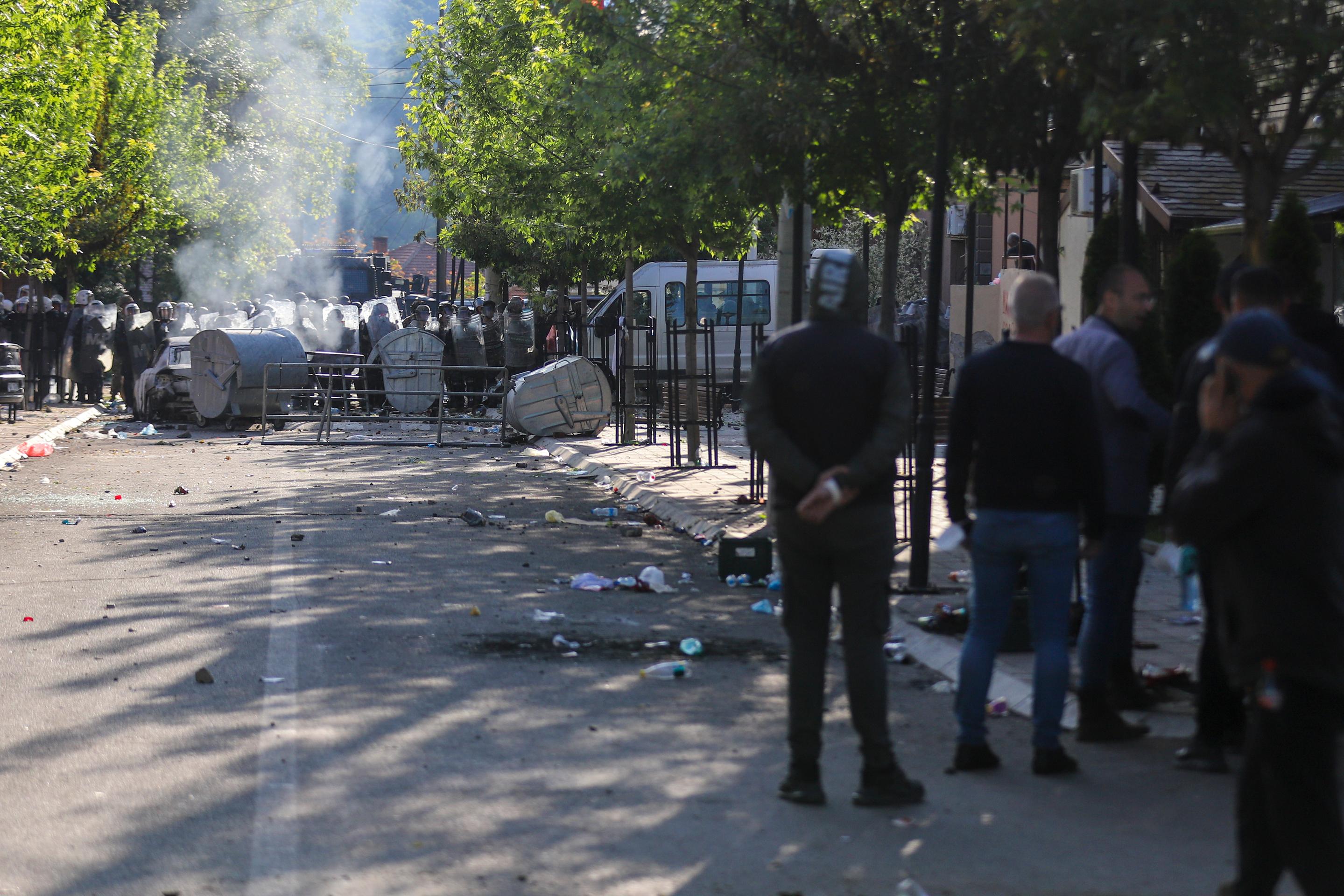 Vojaci KFOR hliadkujú pred budovou mestského úradu po zrážkach s kosovskými Srbmi v meste Zvečan na severe Kosova.