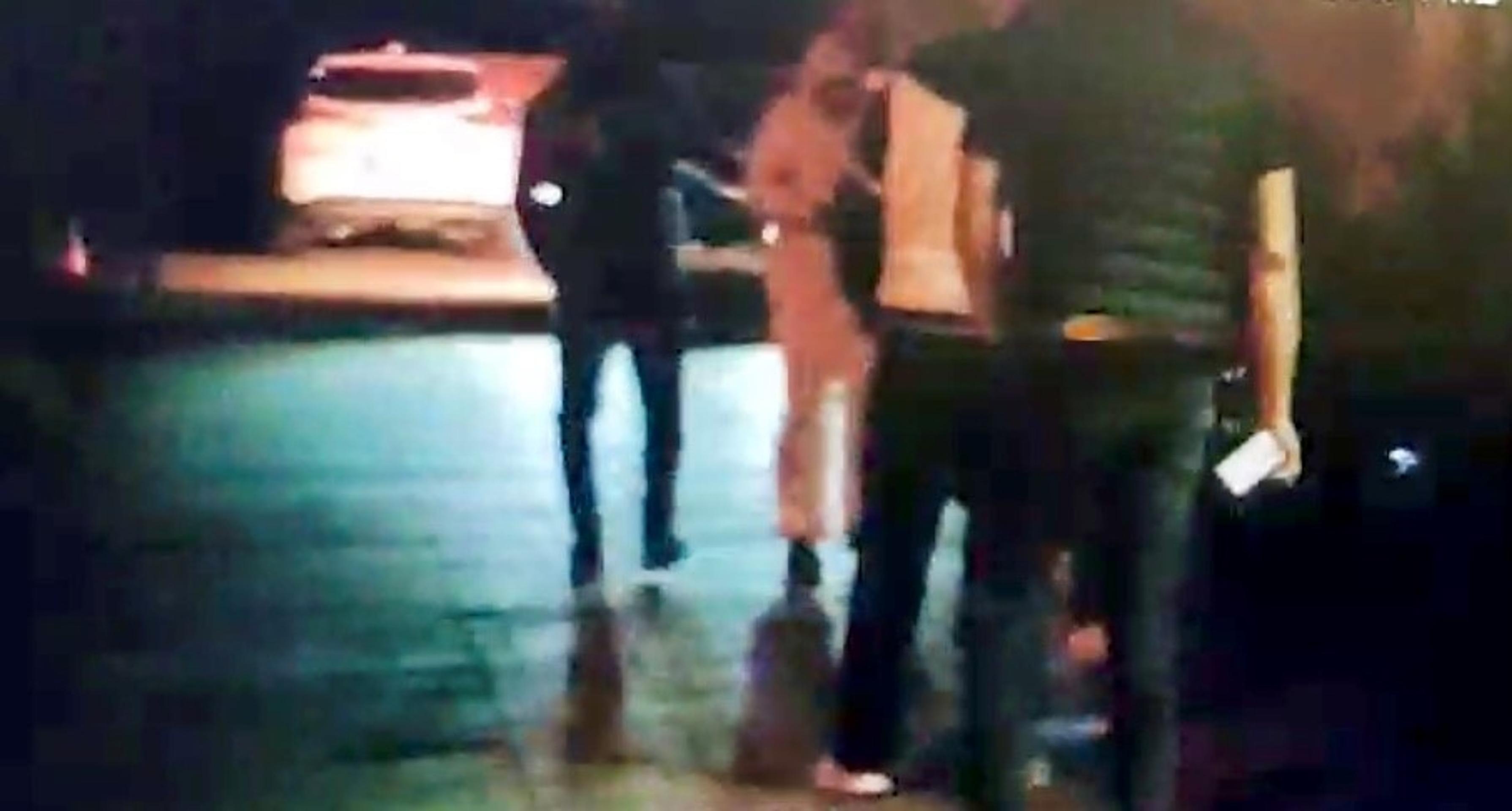 Muža podozrivého v prípade zmiznutej študentky VŠMU (v bielej kombinéze) privádzajú na záchranársku stanicu vo Vajnoroch.