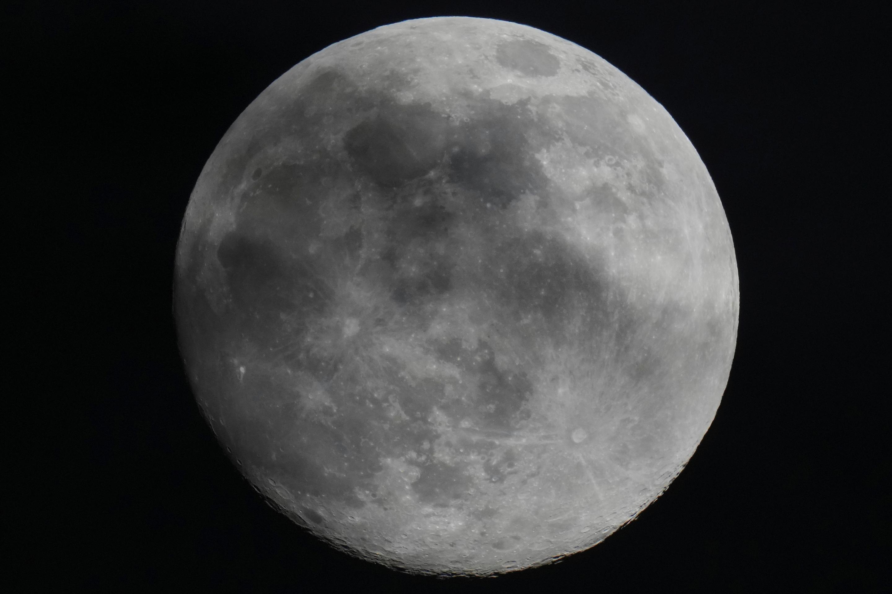 Novembrový superspln