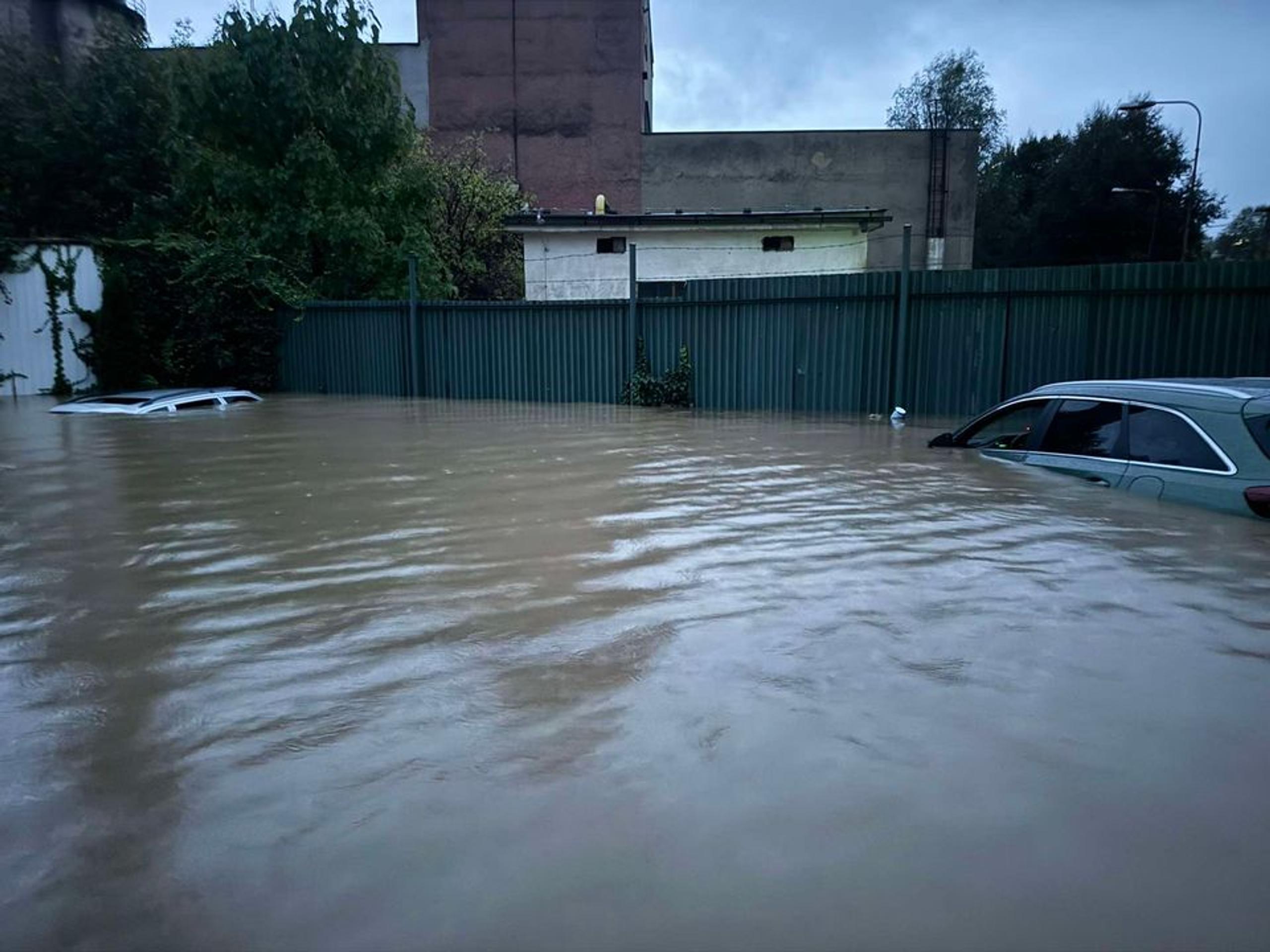 Hasiči pomáhajú s evakuáciou obyvateľov.
