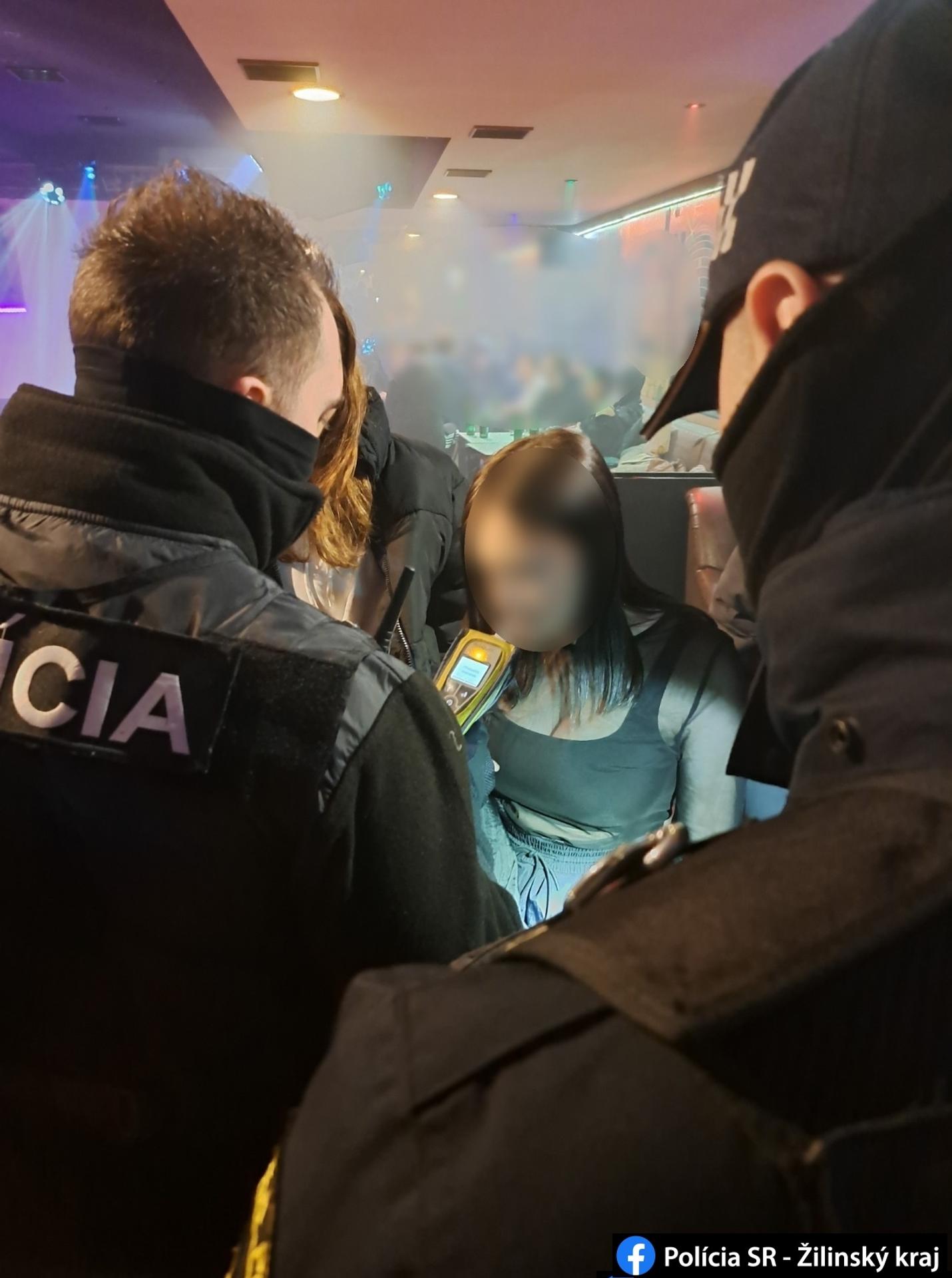 Policajti v Čadci kontrolovali zákaz podávania alkoholu mládeži