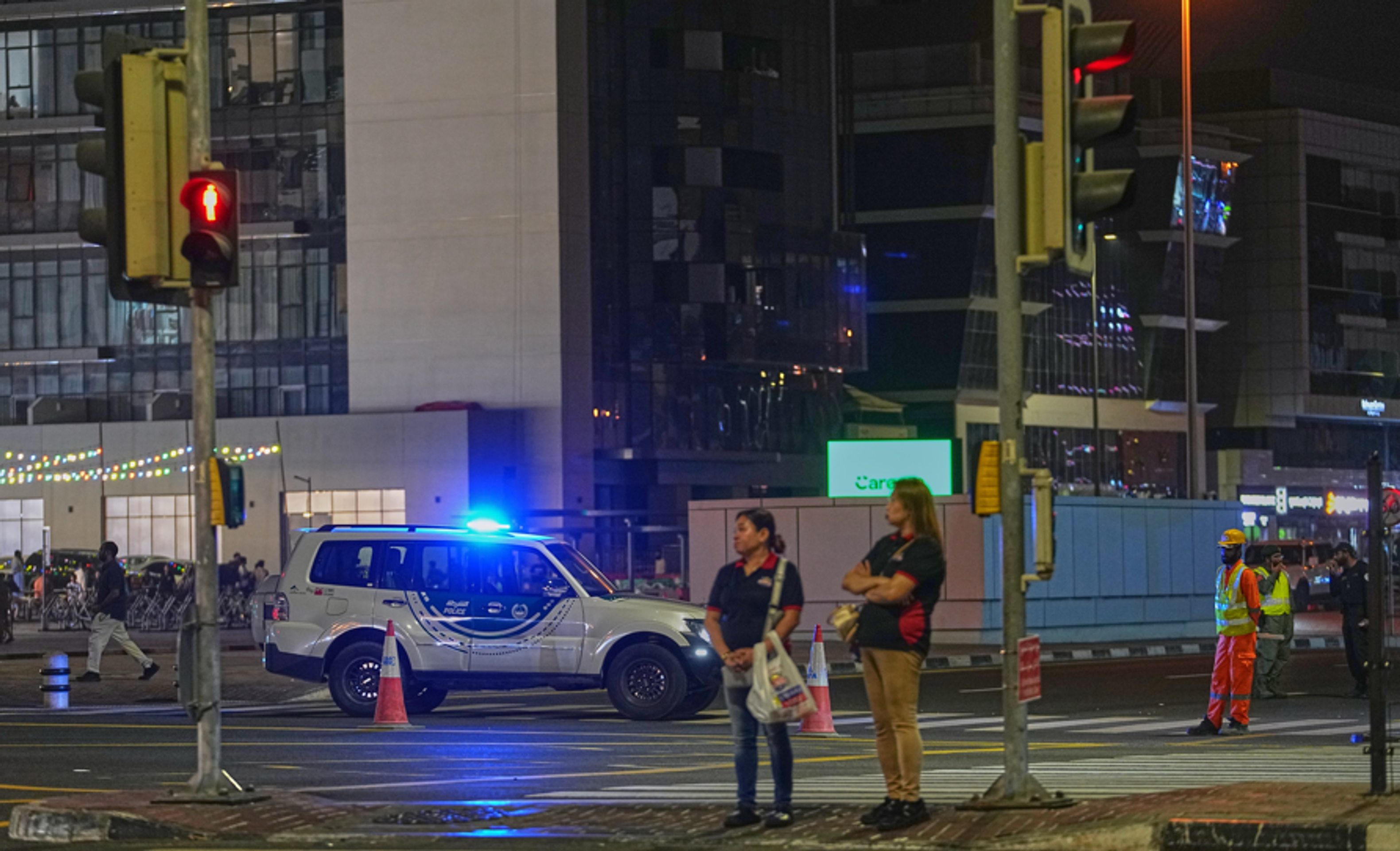 Dronový útok spôsobil požiar pri americkom konzuláte v Dubaji.