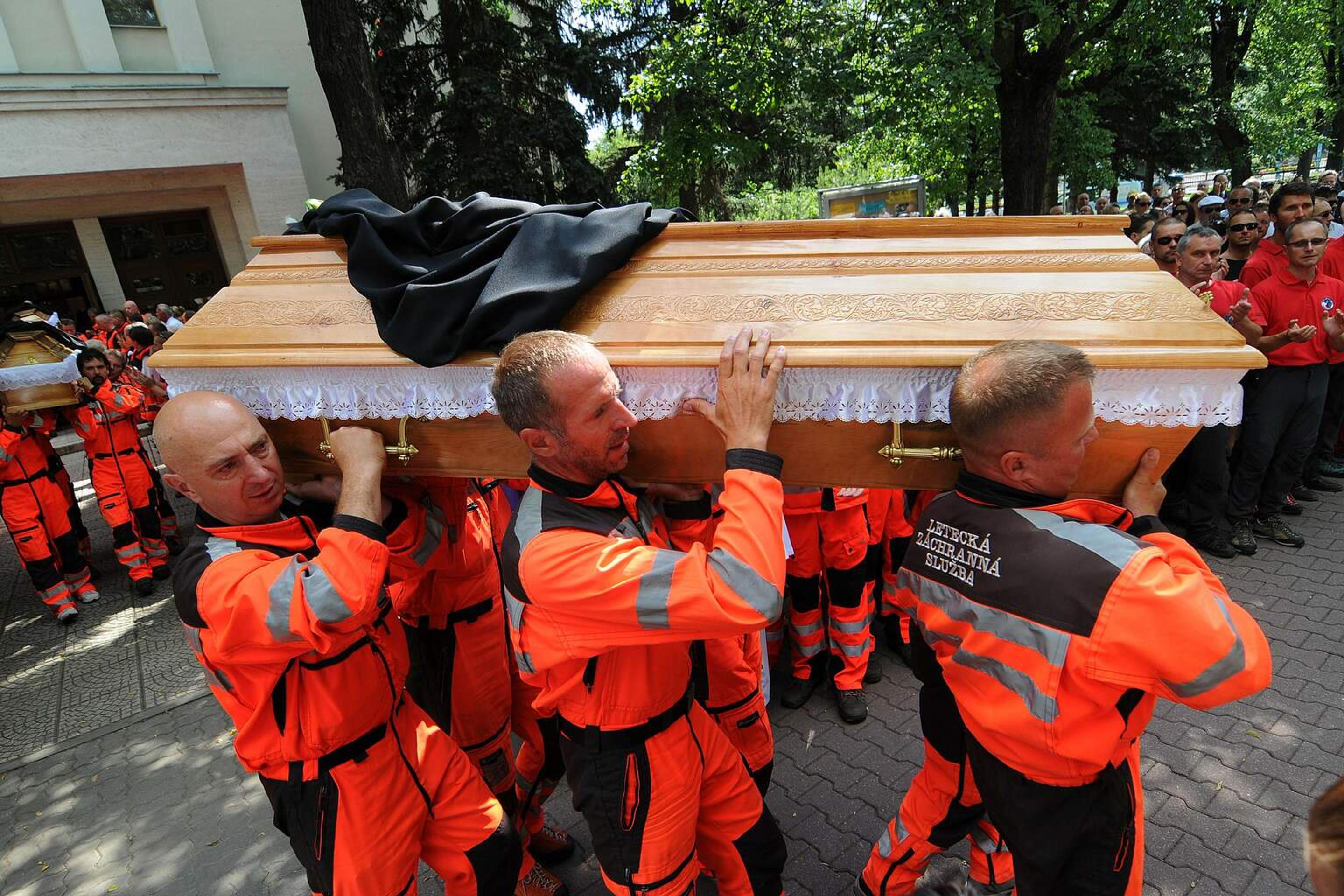 Na snímke leteckí záchranári vynášajú rakvu s pozostatkami svojho kolegu počas rozlúčky