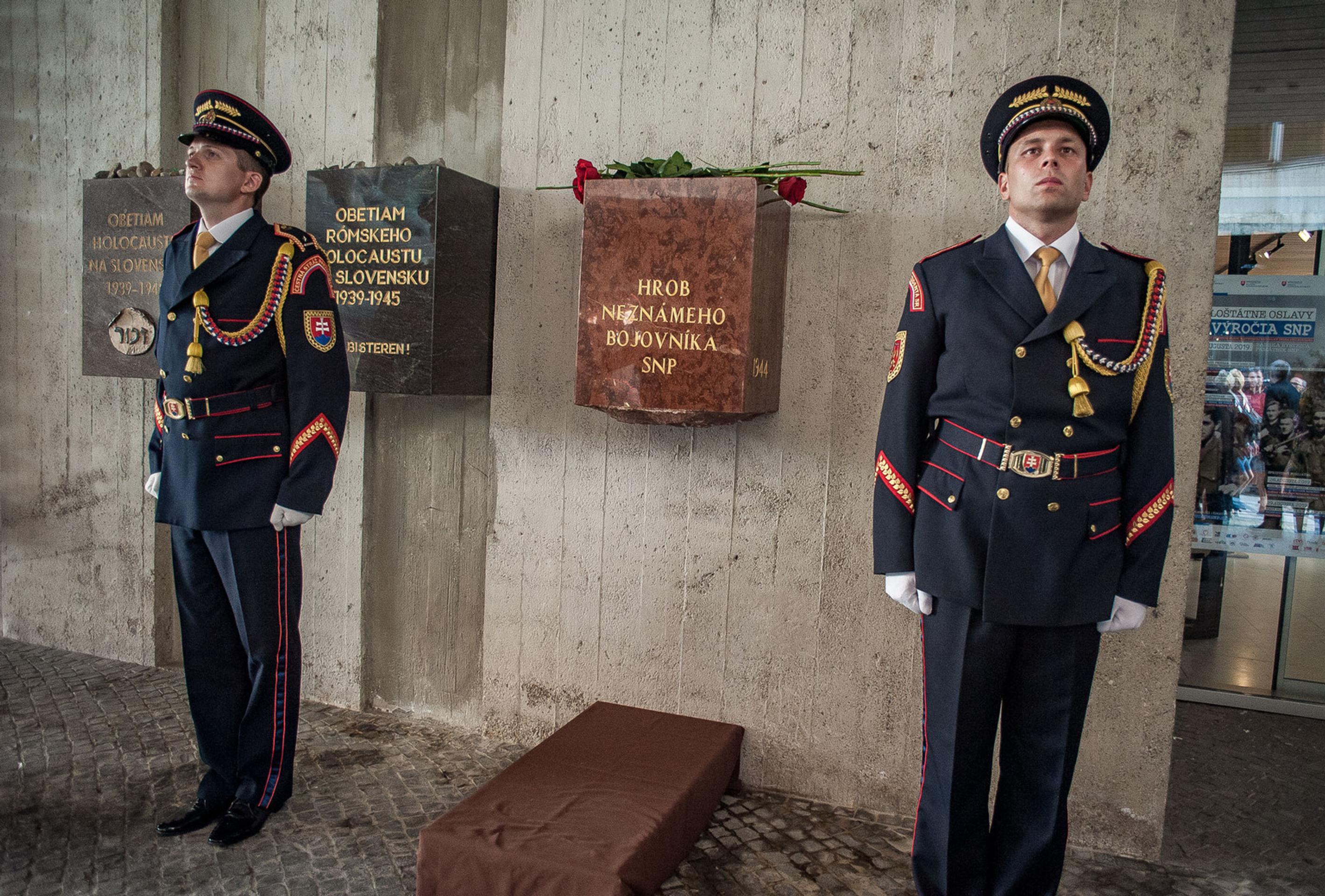 Na snímke sprava veterán SNP Vladimír Strmeň, premiér Peter Pellegrini a ministerka kultúry Ľubica Laššáková.