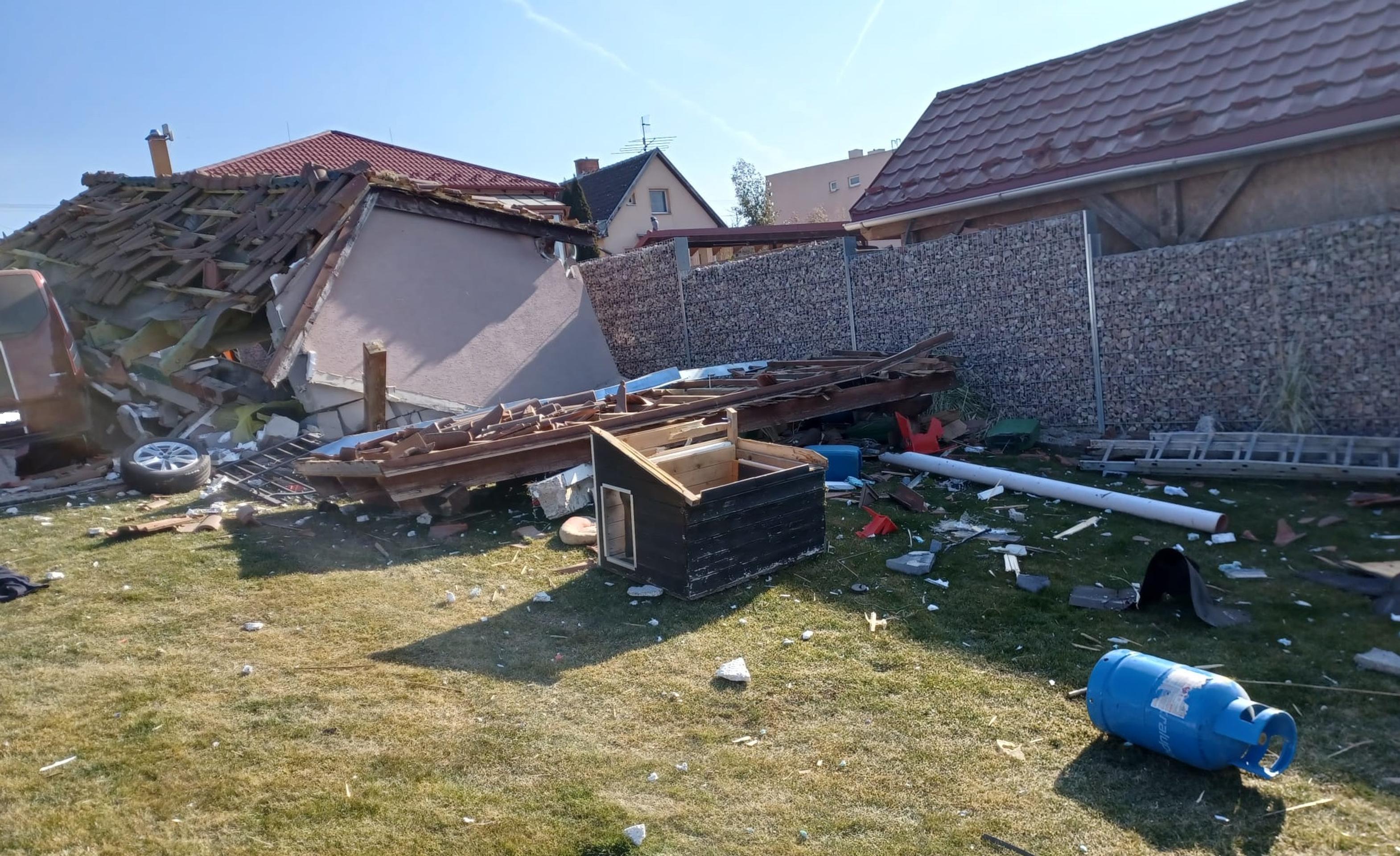 Trosky rozmetalo ďaleko za garáž.