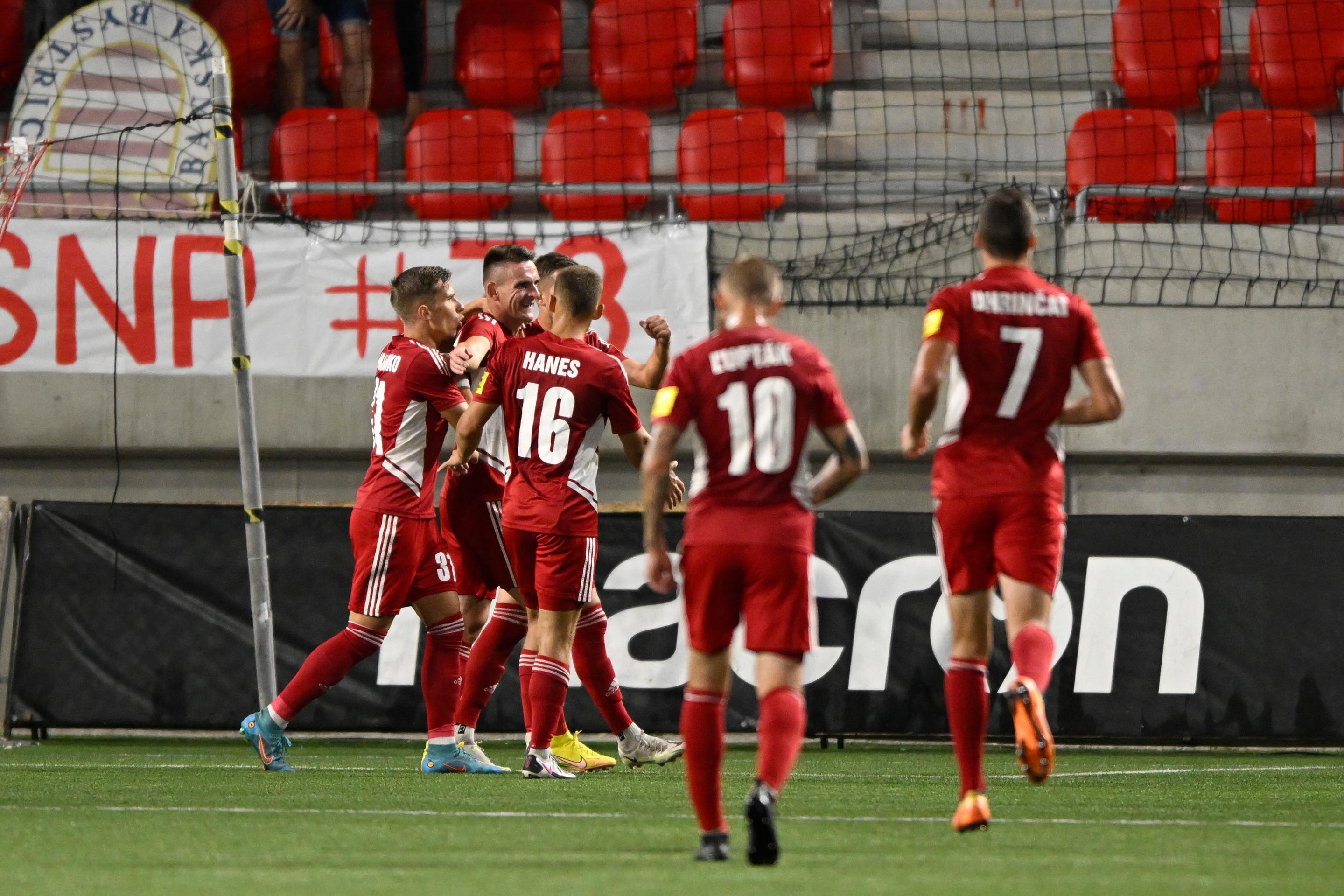 Hráči MFK Banská Bystrica sa tešia po góle v zápase 8. kola Fortuna ligy.