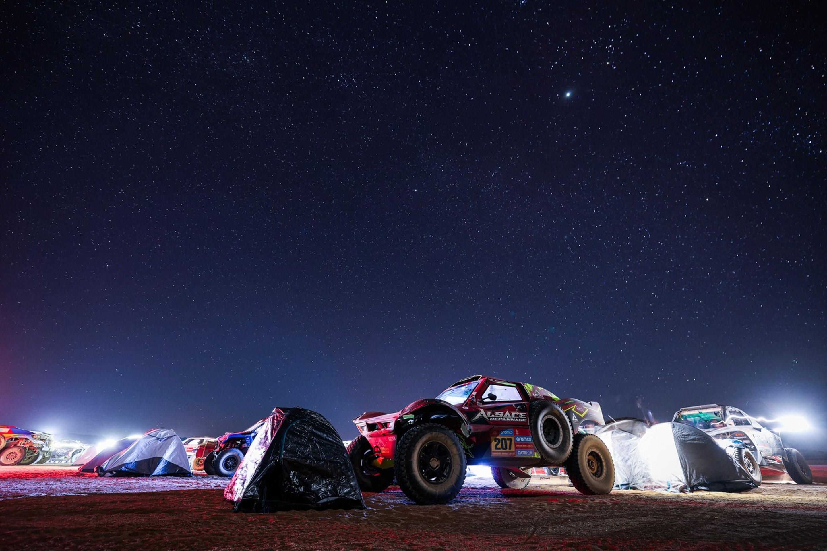 Bivouac na Rely Dakar v noci