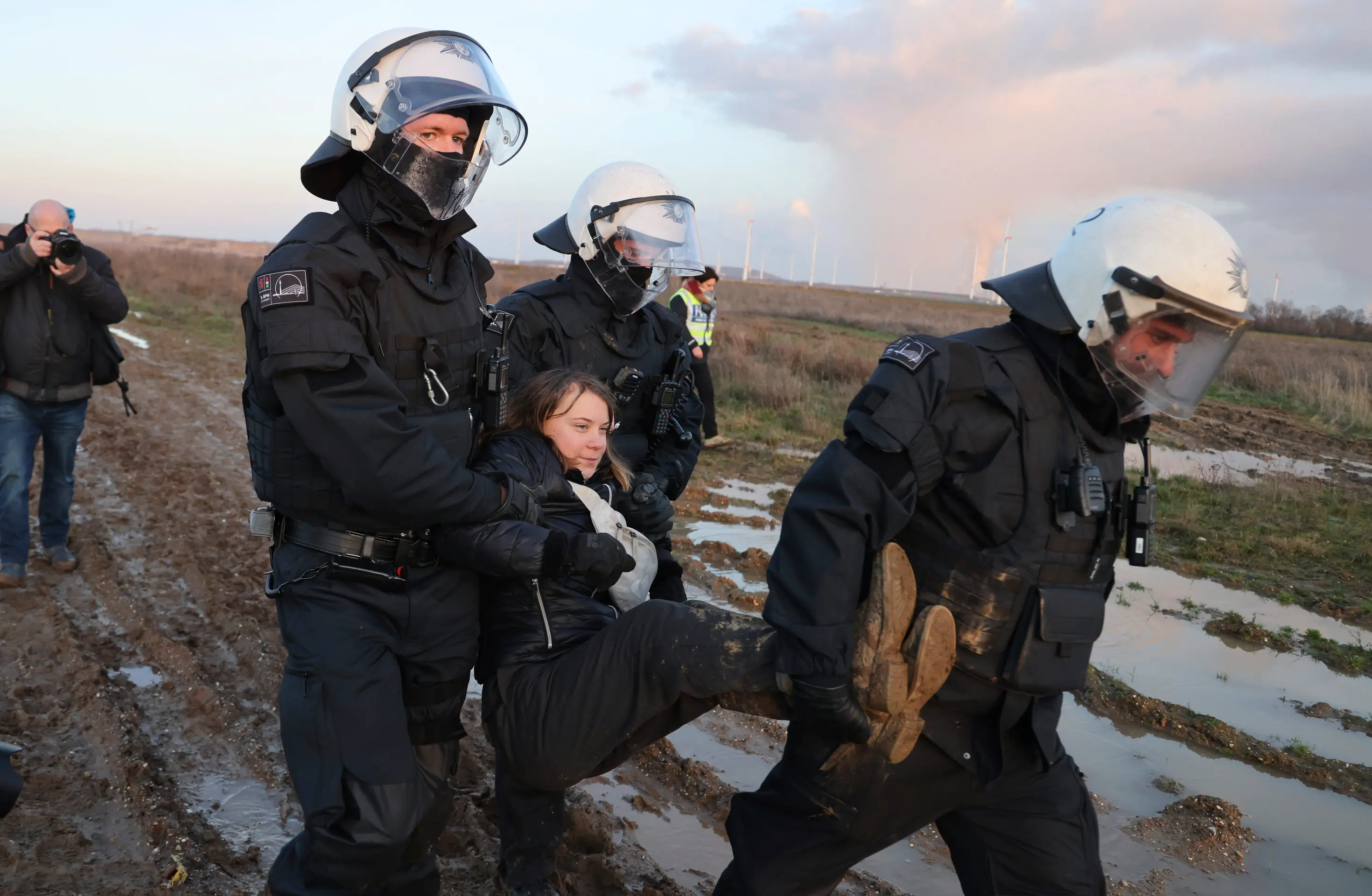 Policajti vyniesli z obce Lützerath klimatickú aktivistku Gretu Thunbergovú počas protestu proti rozšíreniu bane.