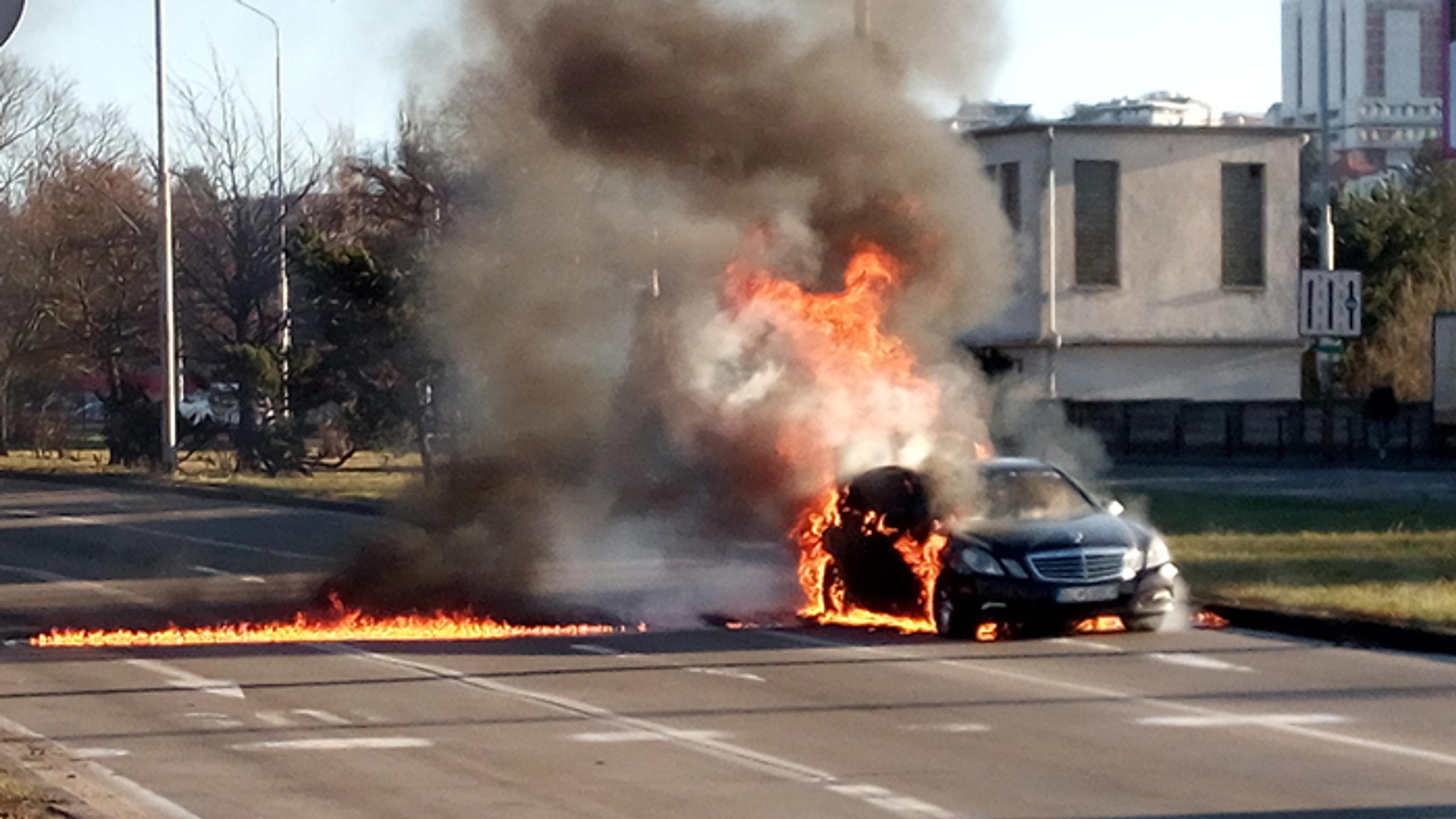 Požiar auta na bratislavskej Patrónke.