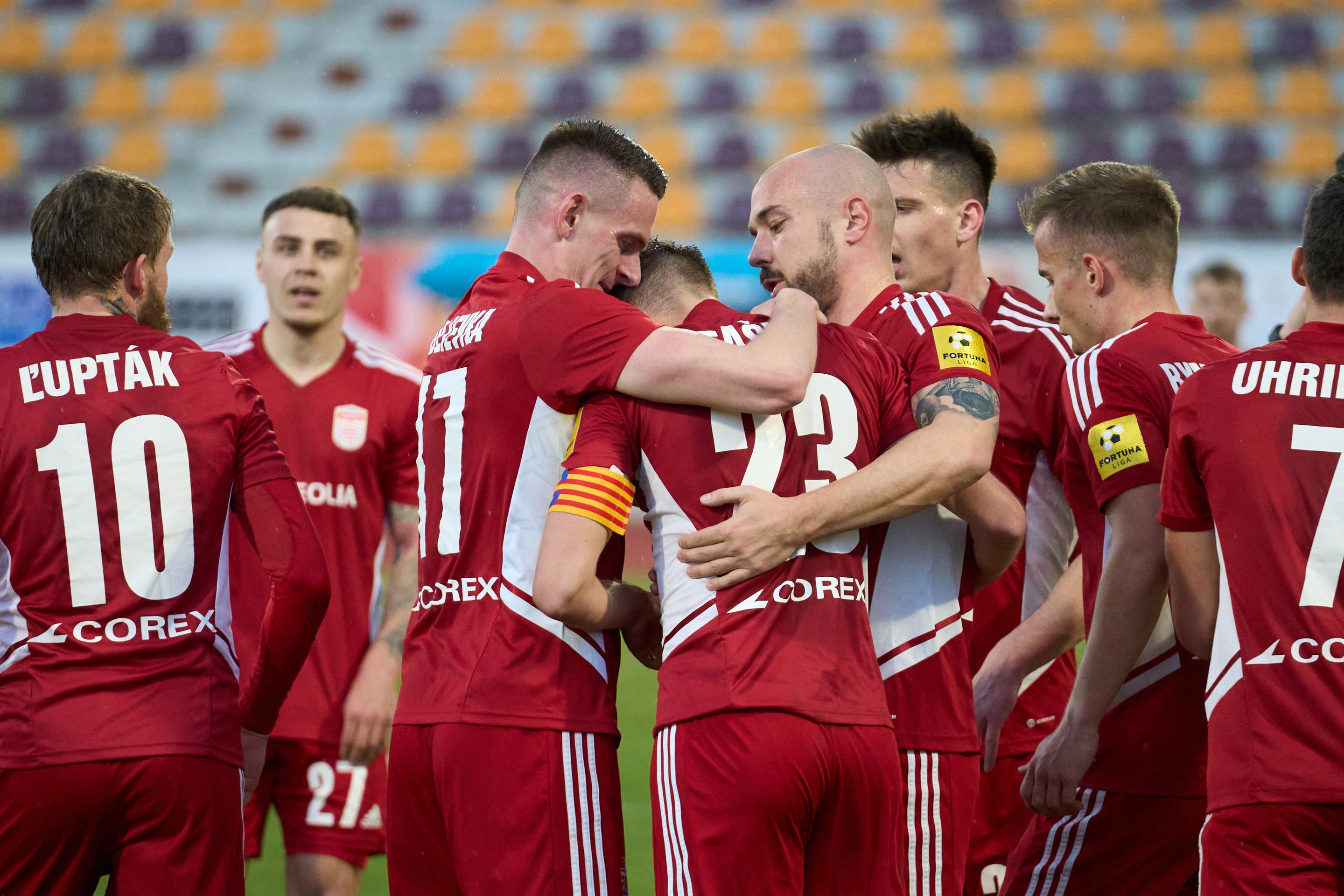 Spoluhráči objímajú Michala Faška.