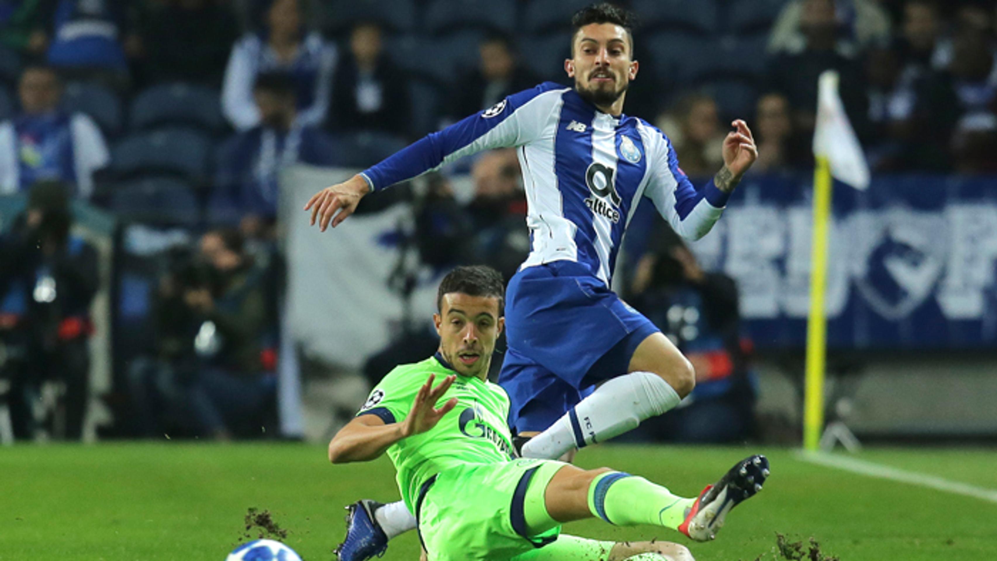 Hráč Porta Alex Telles a útočník Franco Di Santo zo Schalke počas zápasu v skupinovej fáze LM.