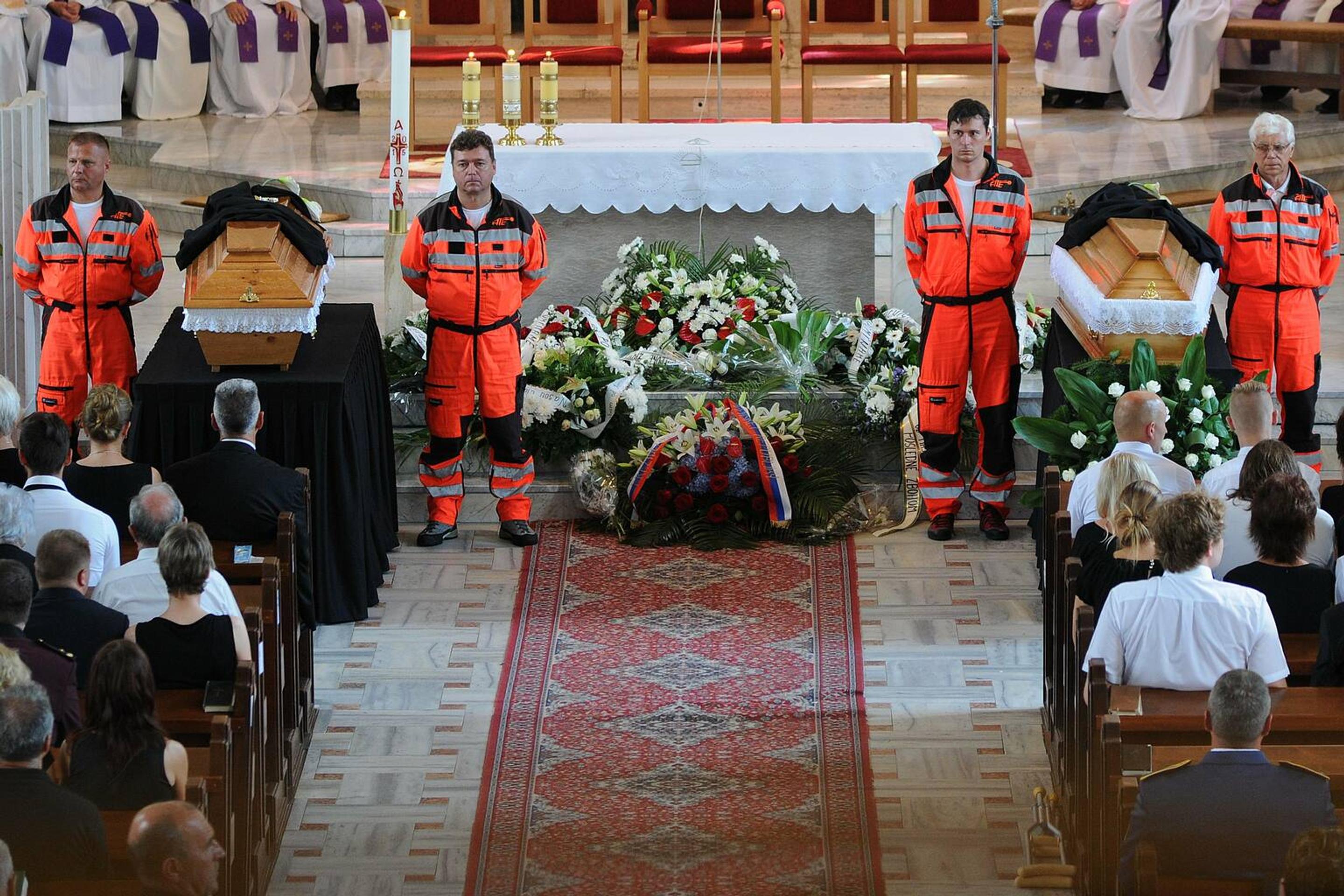 Na snímke pohľad na rozlúčku s obeťami havárie vrtuľníka v Konkatedrále Sedembolestnej Panny Márie v Poprade