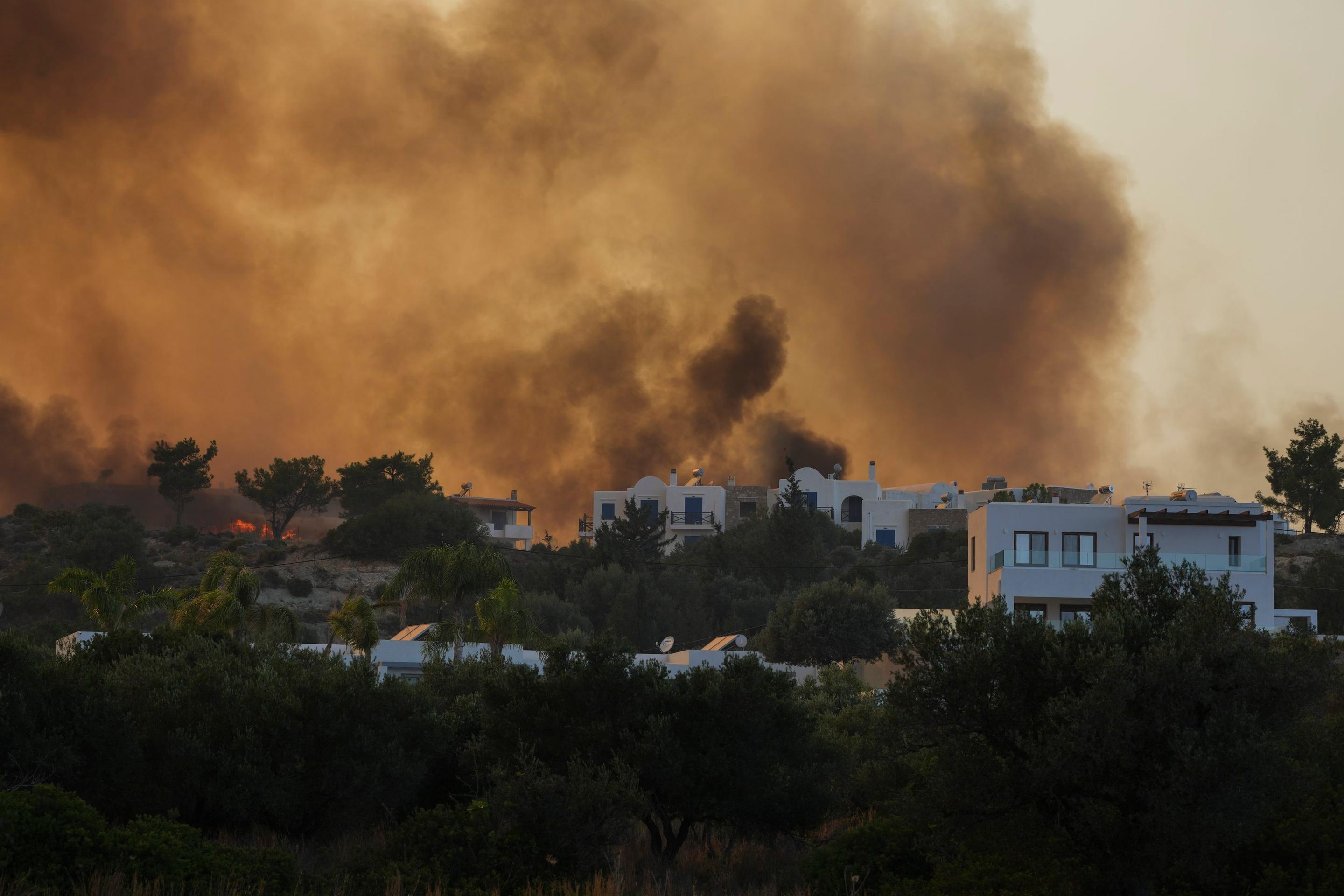 K letovisku Gennadi sa priblížil lesný požiar.