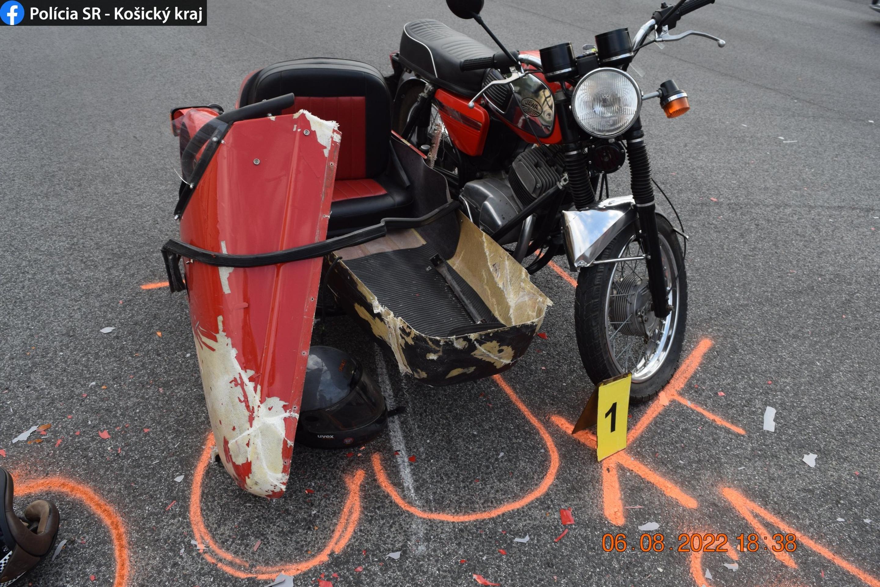 Muž viezol na motocykli dieťa