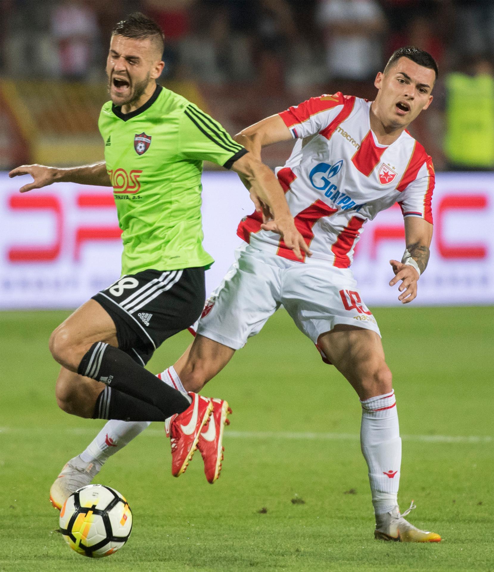 Trnavčan Anton Sloboda a hráč Crvenej zvezdy Nemanja Radonkič (vpravo) v zápase 3. predkola LM.