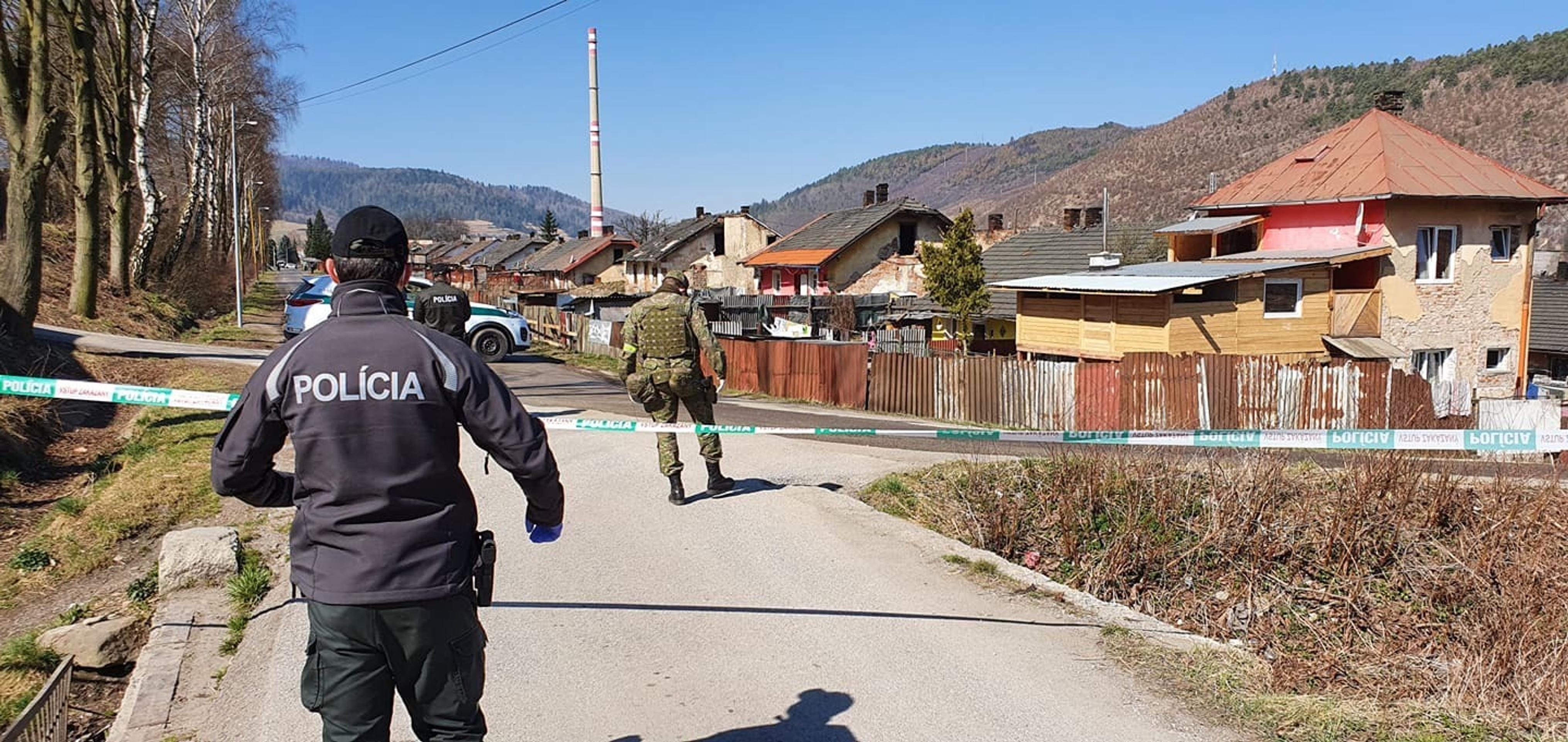 Osadu v Krompachoch strážia policajti aj vojaci.