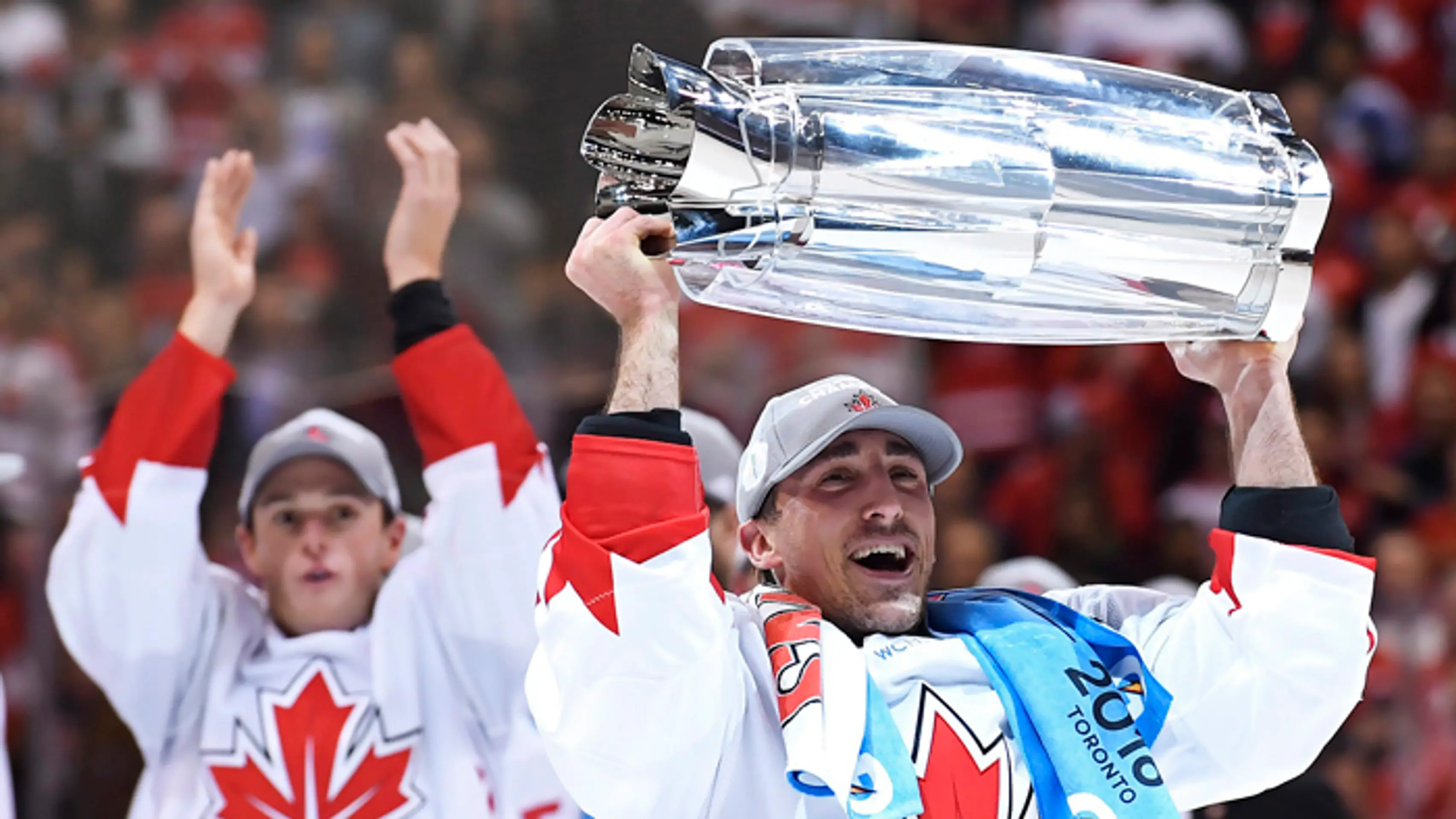 Brad Marchand s trofejou pre víťaza Svetového pohára, vďaka ktorému ju Kanada získala.