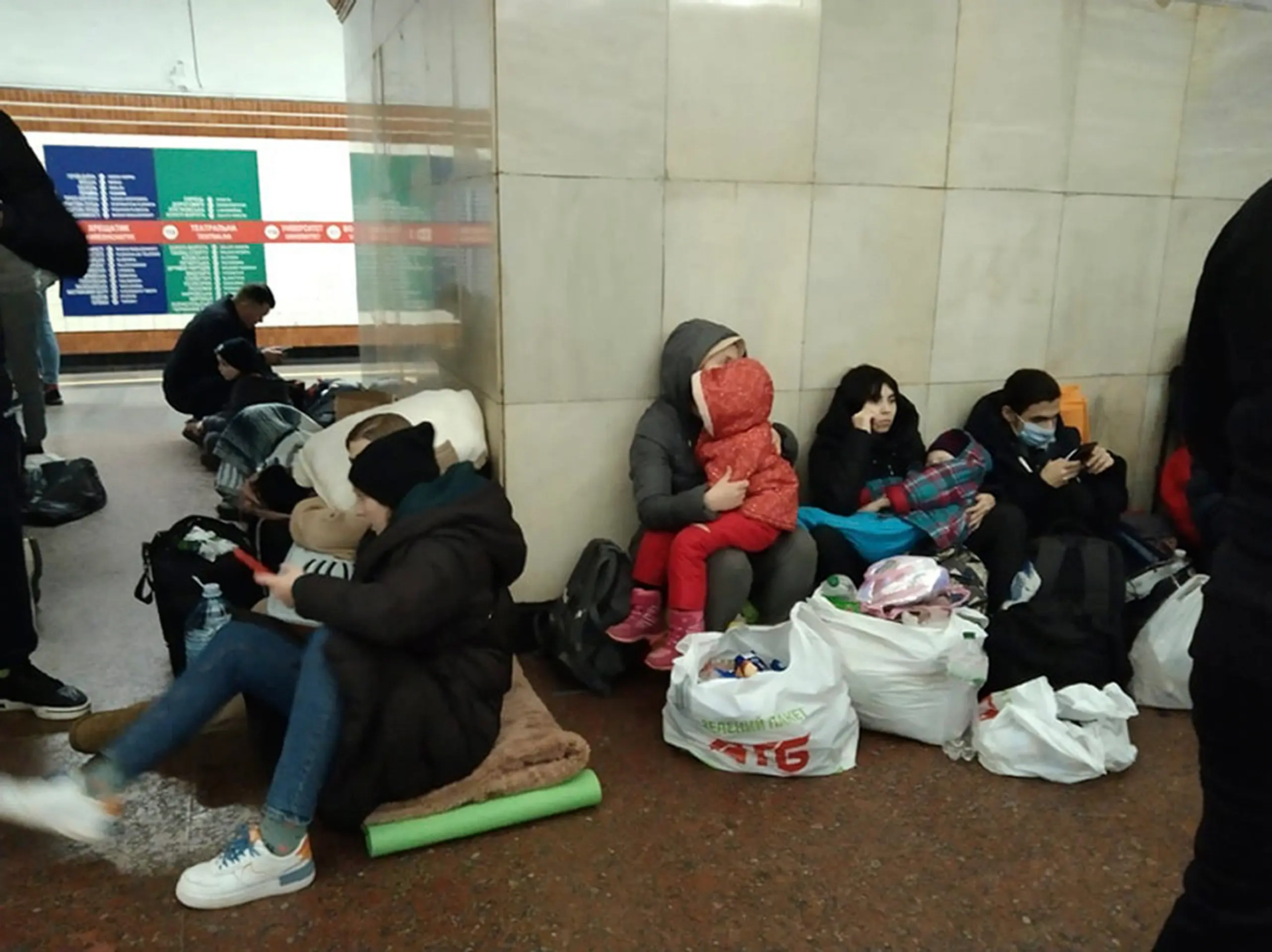 Celé rodiny sa v metre ukrývajú pred vojenskými strelami