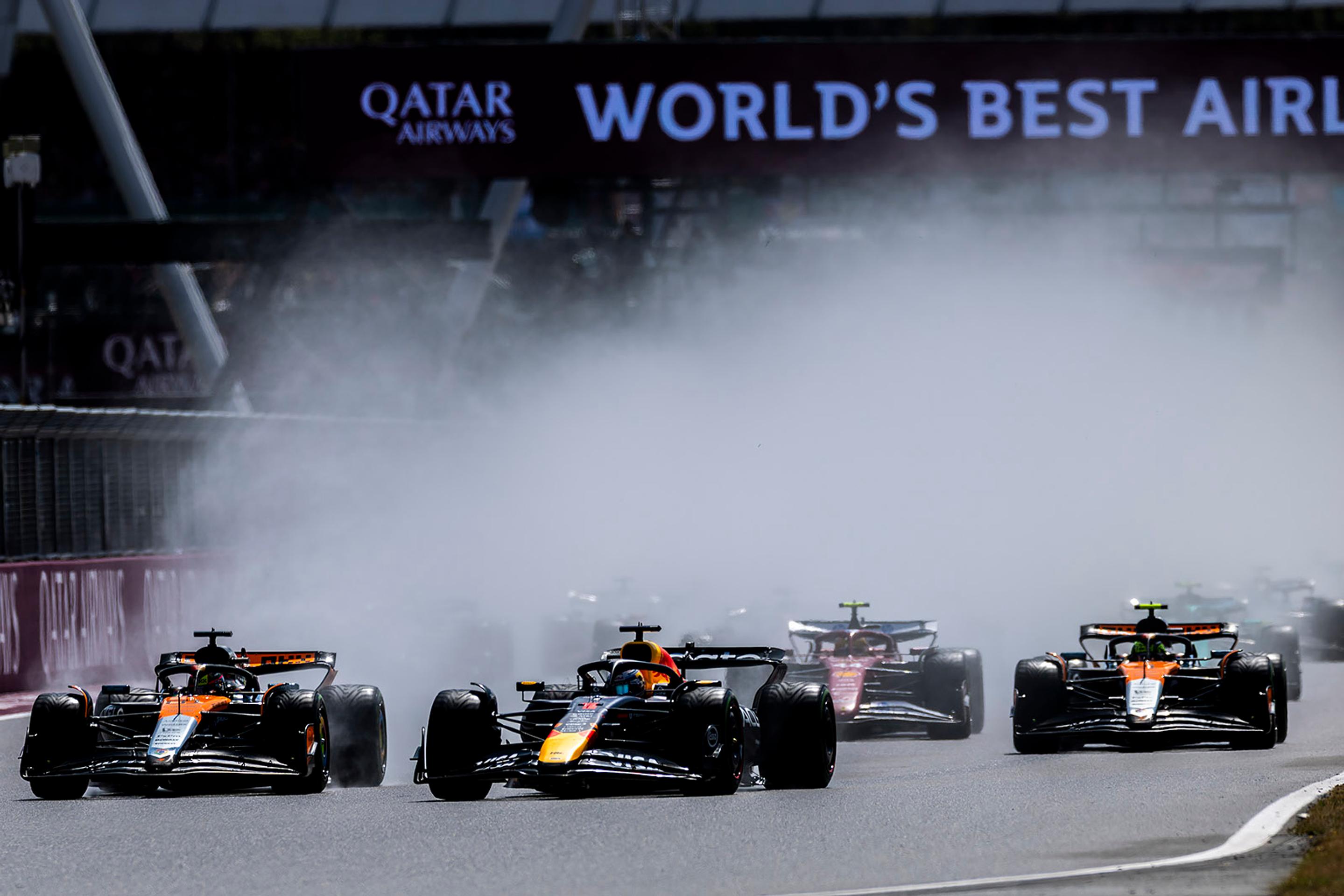 Štart Veľkej ceny Veľkej Británie priniesol veľa vzruchu.