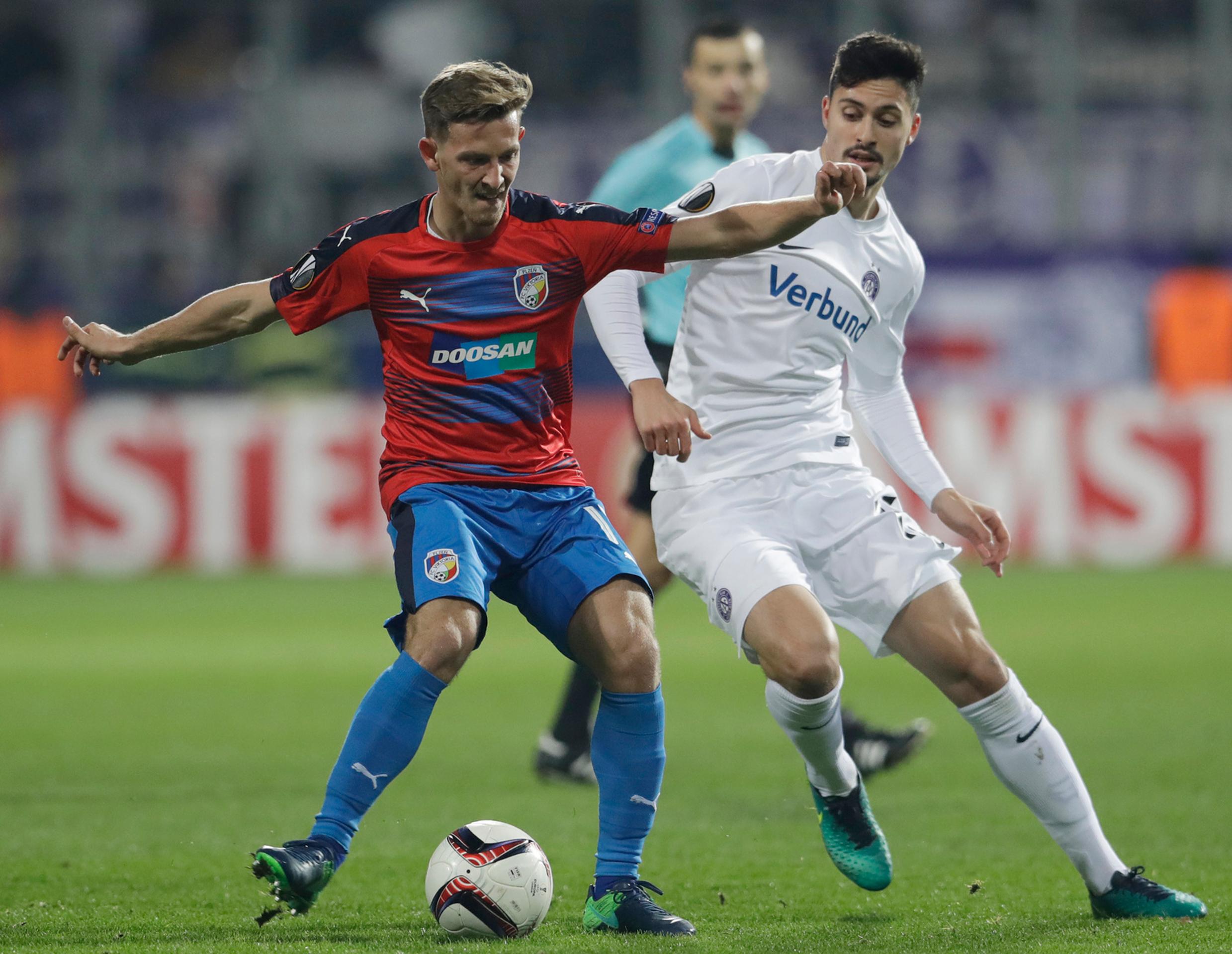 Patrik Hrošovský (vľavo) z Viktorie Plzeň v súboji o loptu s Tarkanom Serbestom z Austrie Viedeň v dueli EL.