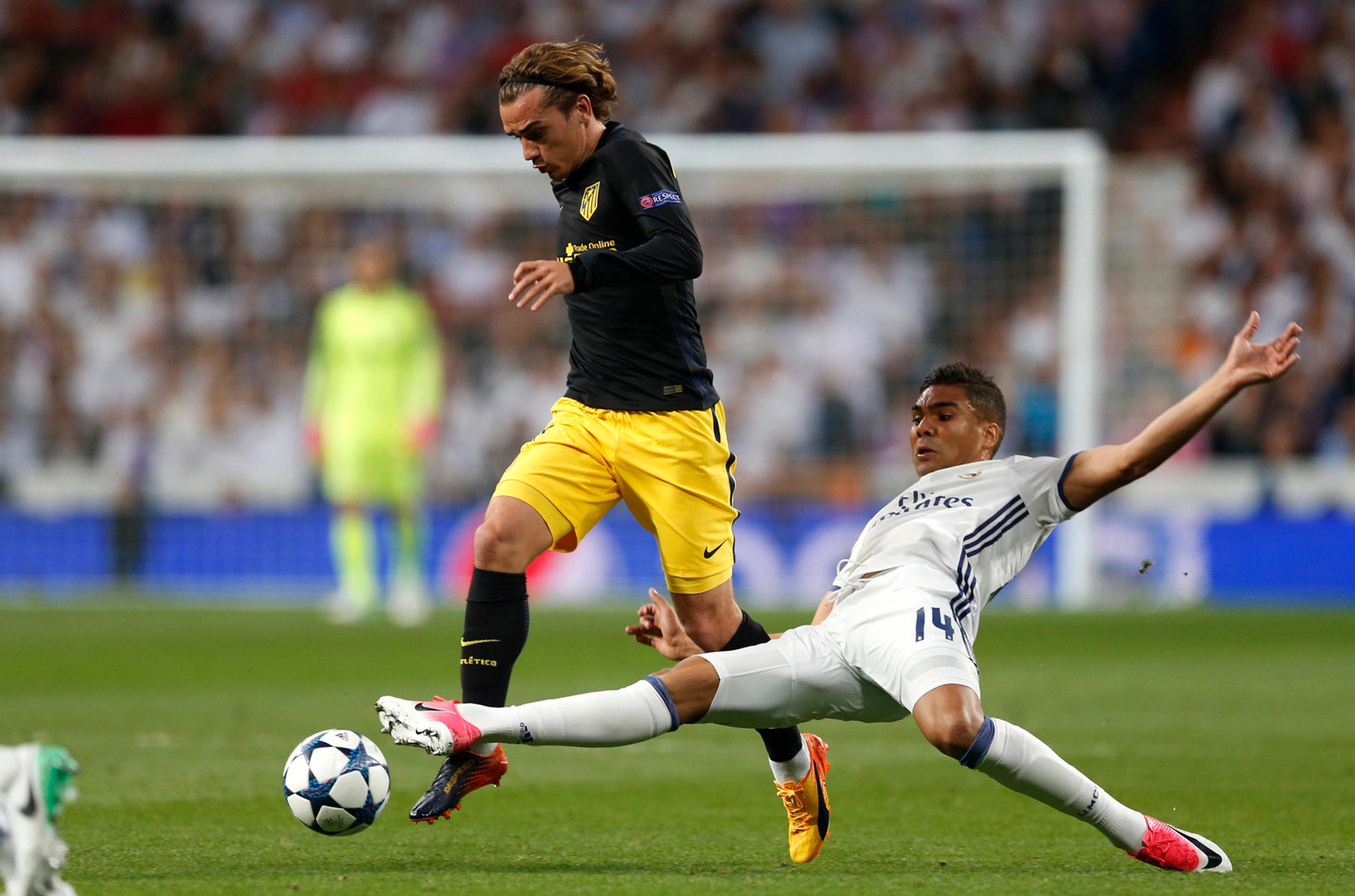 Antoine Griezmann (vľavo) z Atlética sa snaží v semifinále LM uniknúť Casemirovi z Realu.