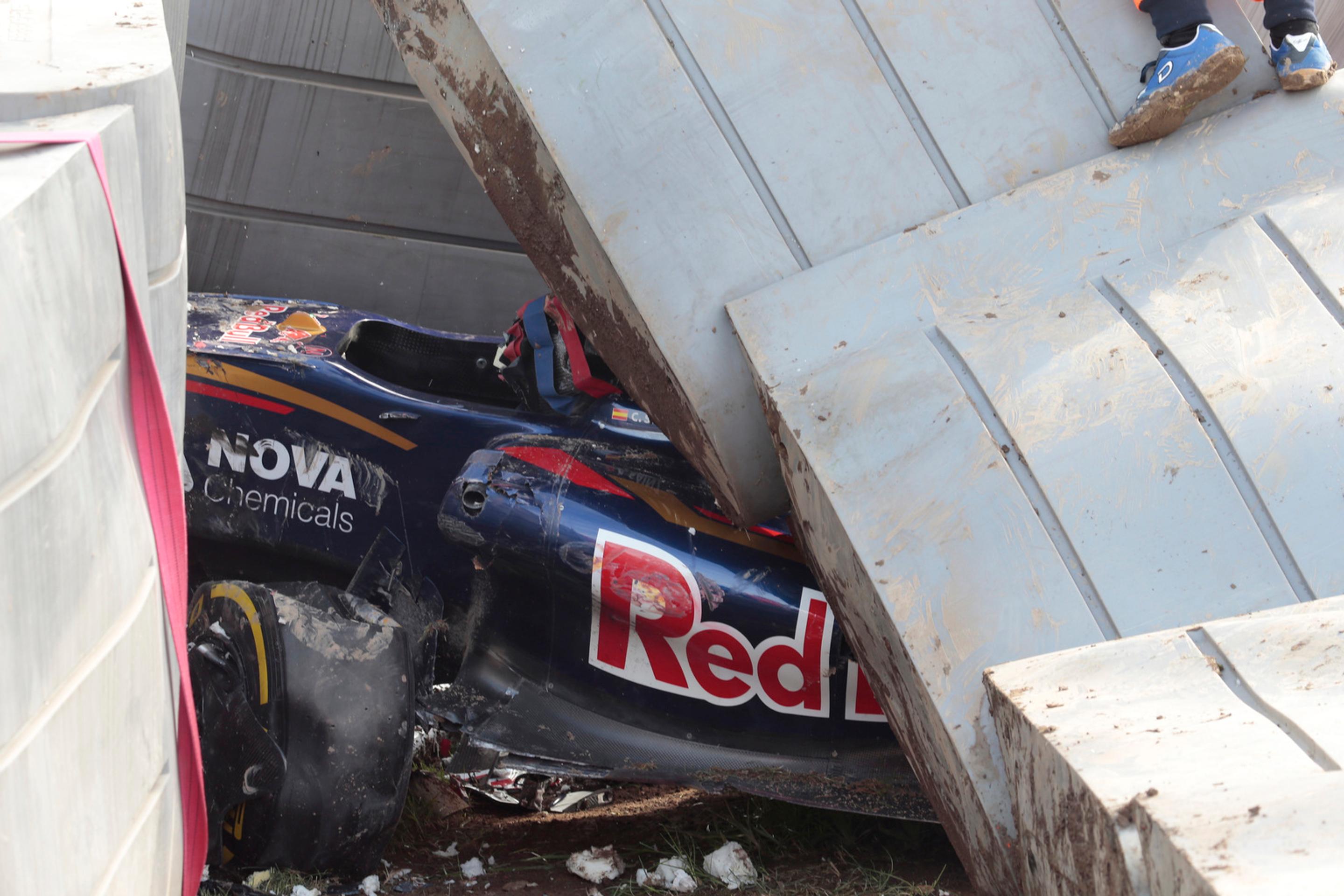 Carlos Sainz havaroval na tréningu.