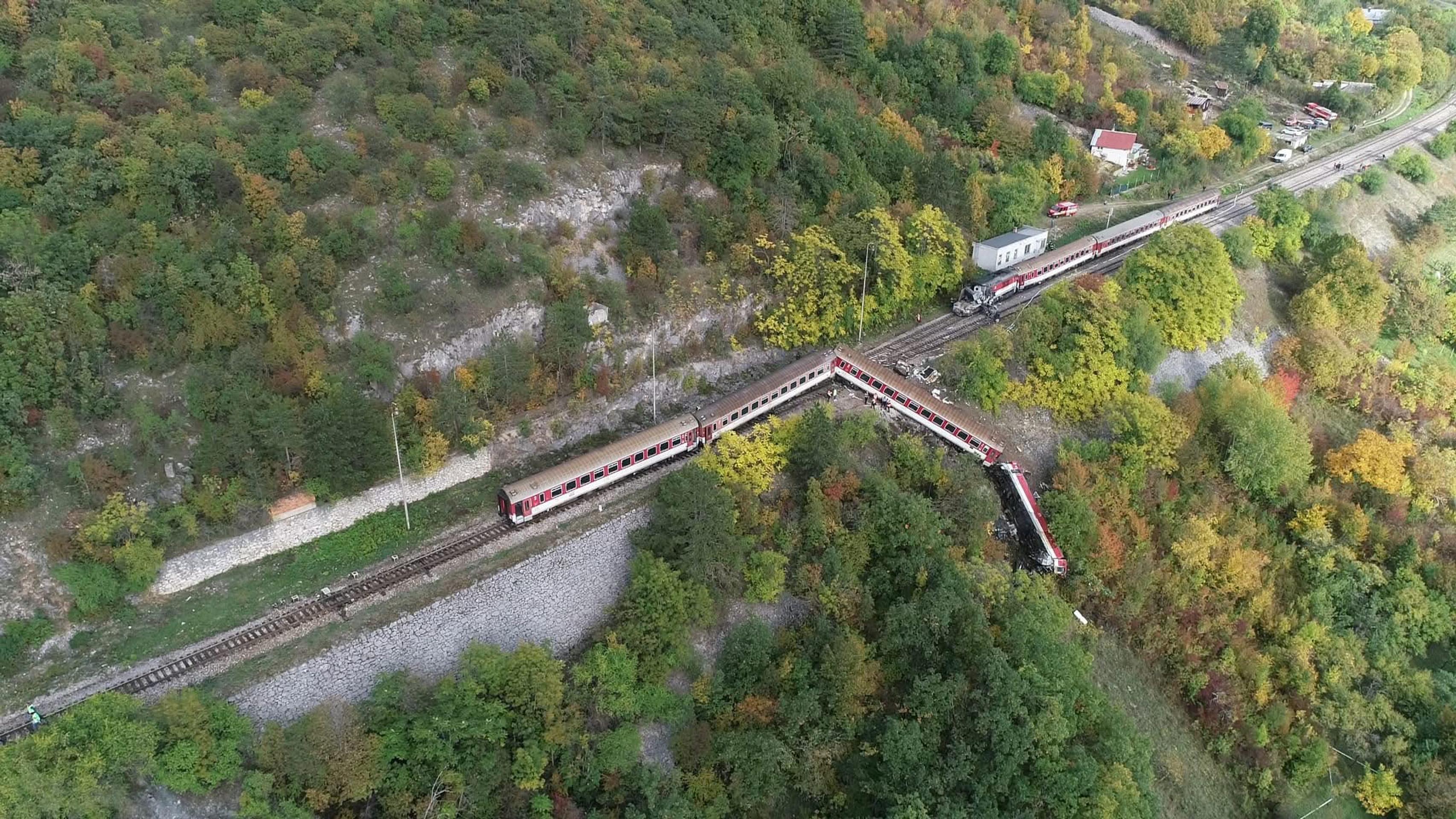 Silné zábery čelnej zrážky rýchlikov.