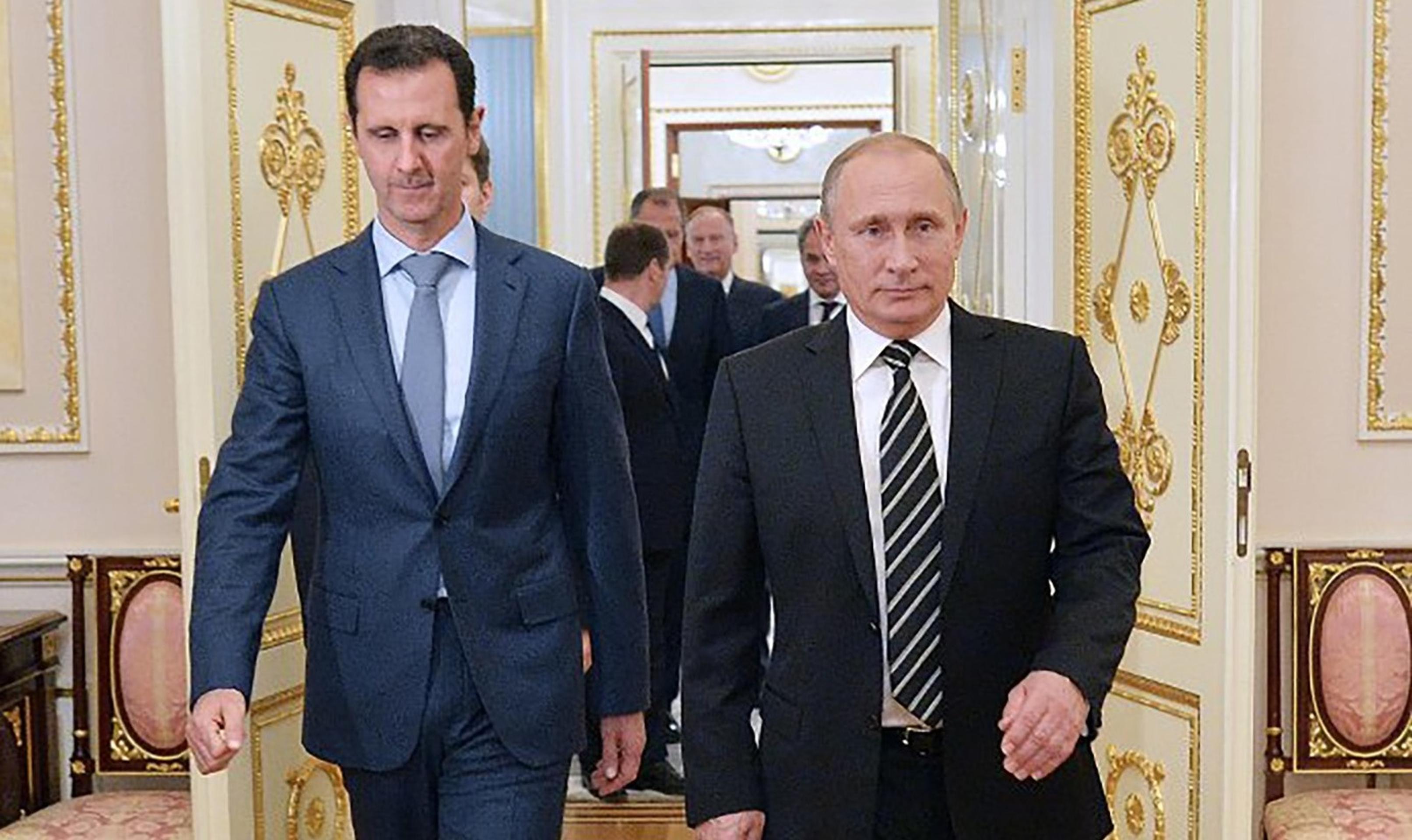 Na archívnej snímke z roku 2017 Sýrsky prezident Bašár Asad s ruským náprotivkom Vladimirom Putinom počas návštevy Kremľa.