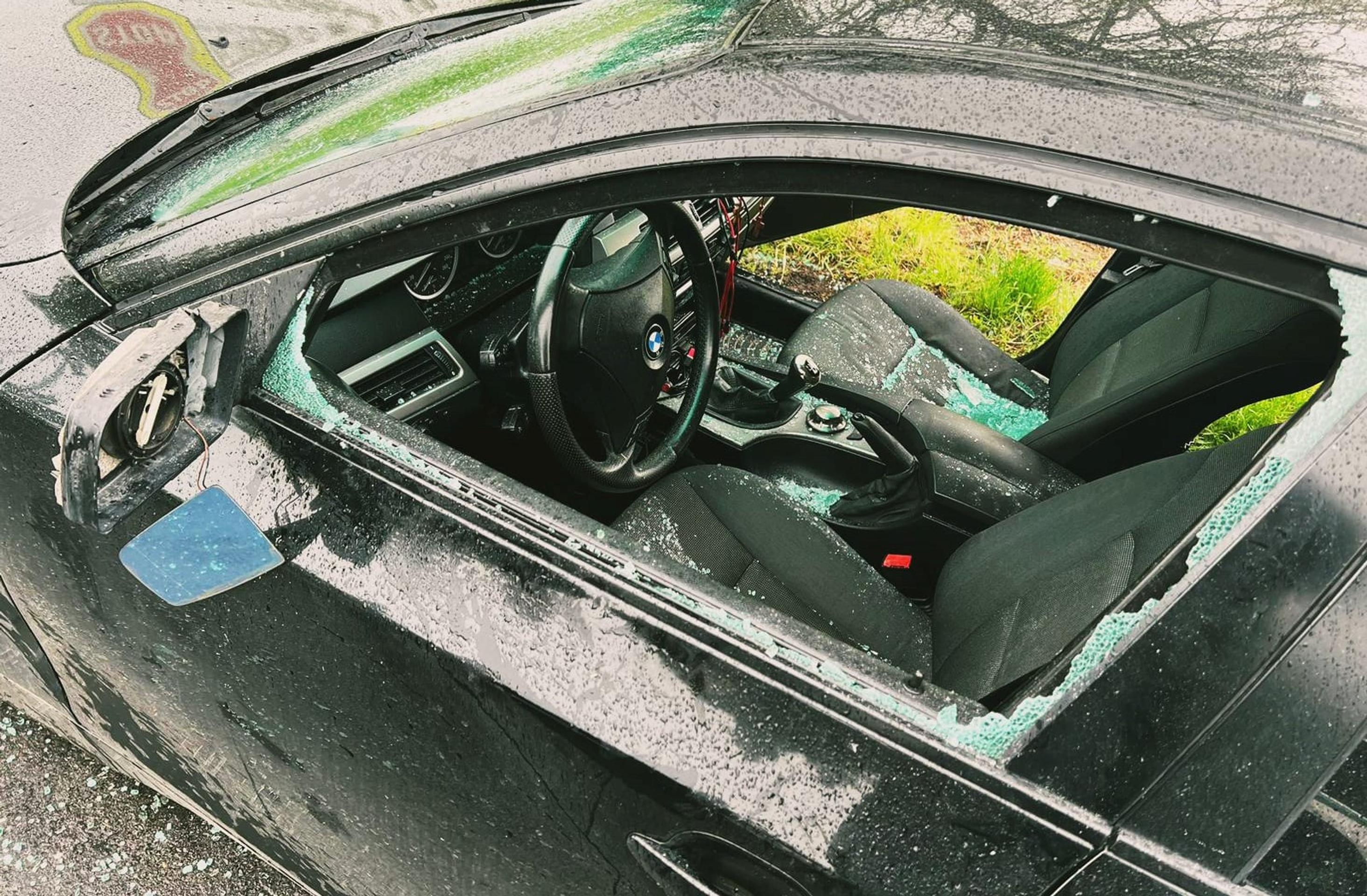 Vodič zastavil, až keď policajti strieľali.