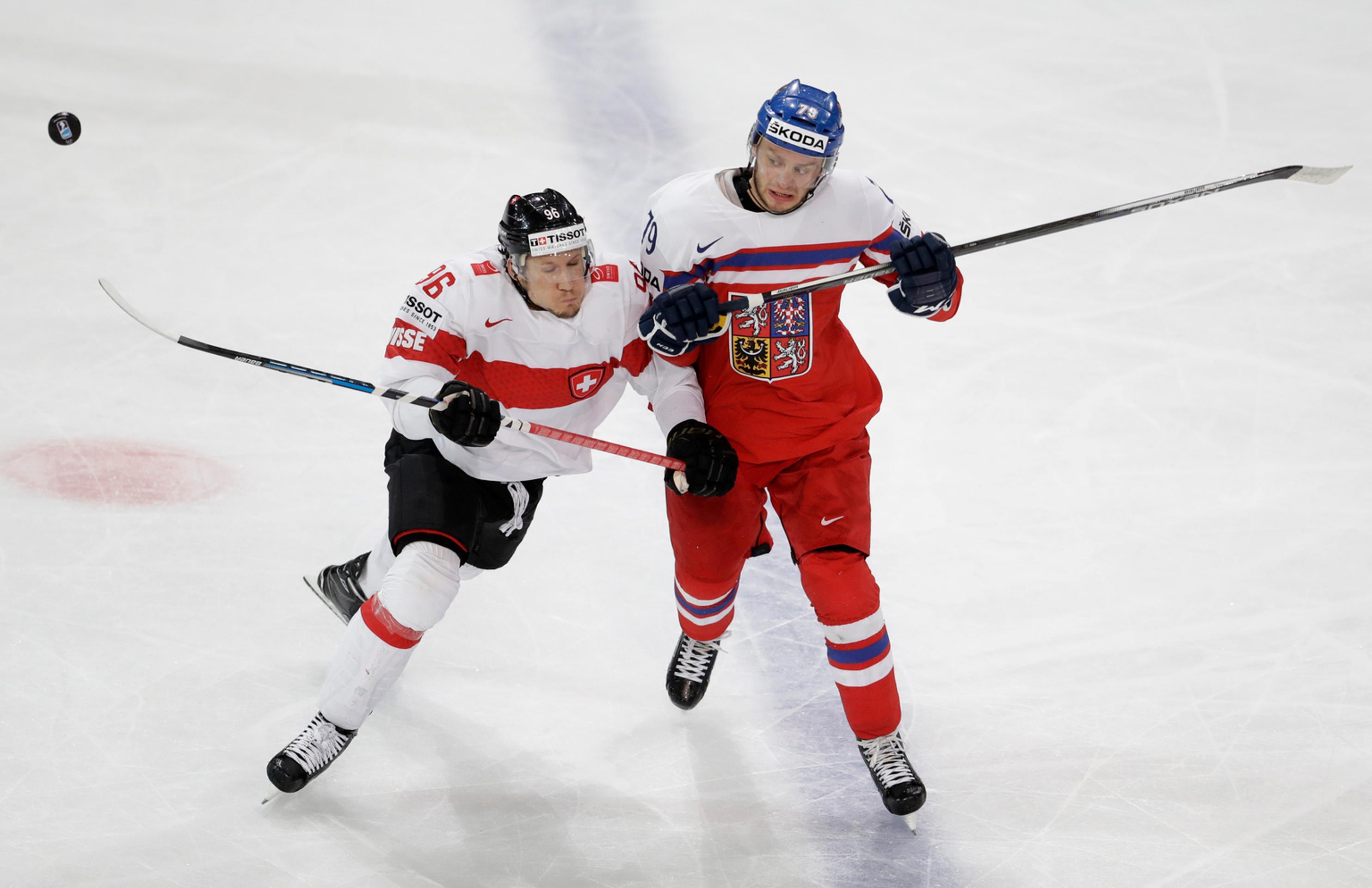 Damien Brunner (vľavo) zo Švajčiarska sa snaží odstaviť od puku Čecha Tomáša Zohornu v dueli MS 2017.