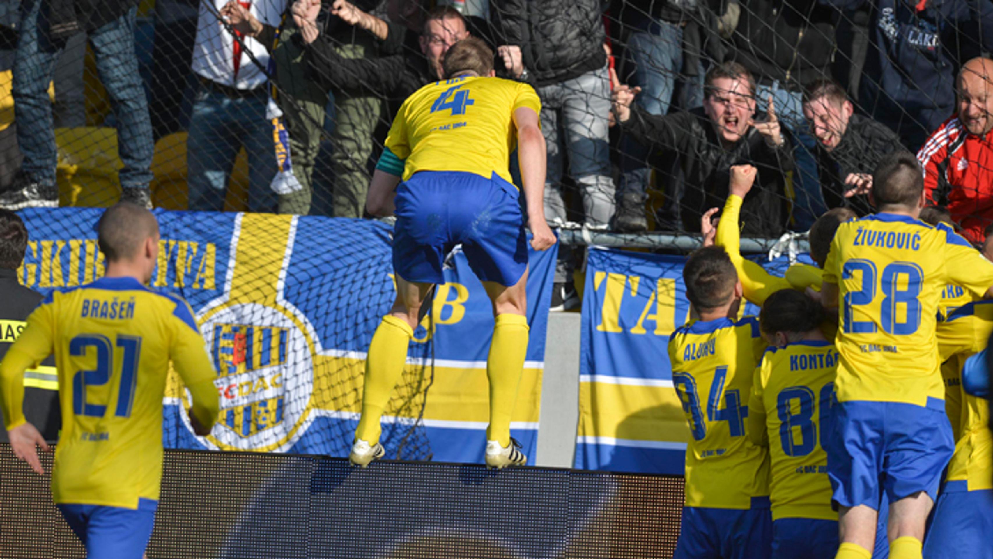 Futbalisti DAC Dunajskej Stredy sa tešia po strelení gólu Slovanu.
