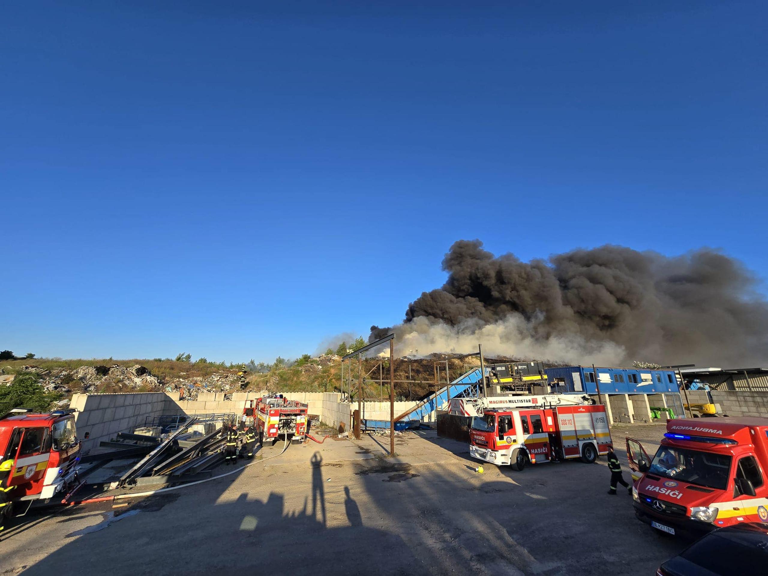 Nelegálna skládka v Bratislave je v plameňoch.