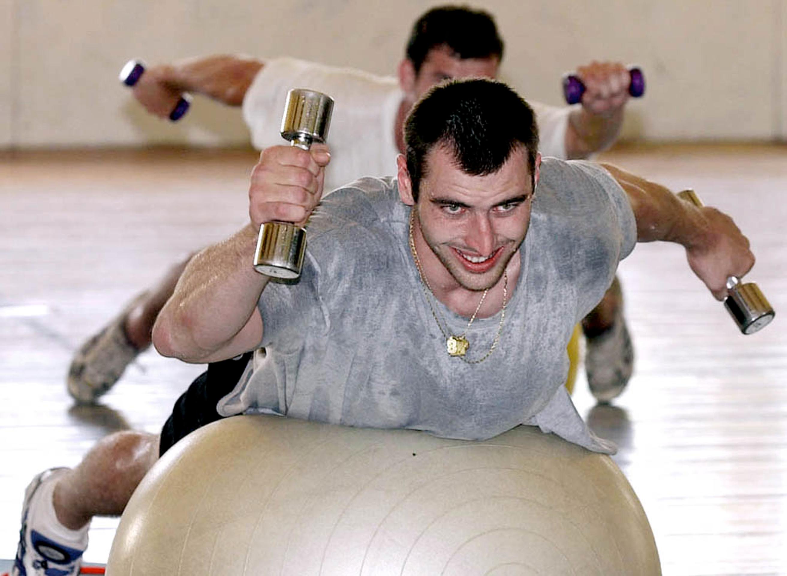 Zdeno Chára cvičí s činkami na snímke z augusta 2001.