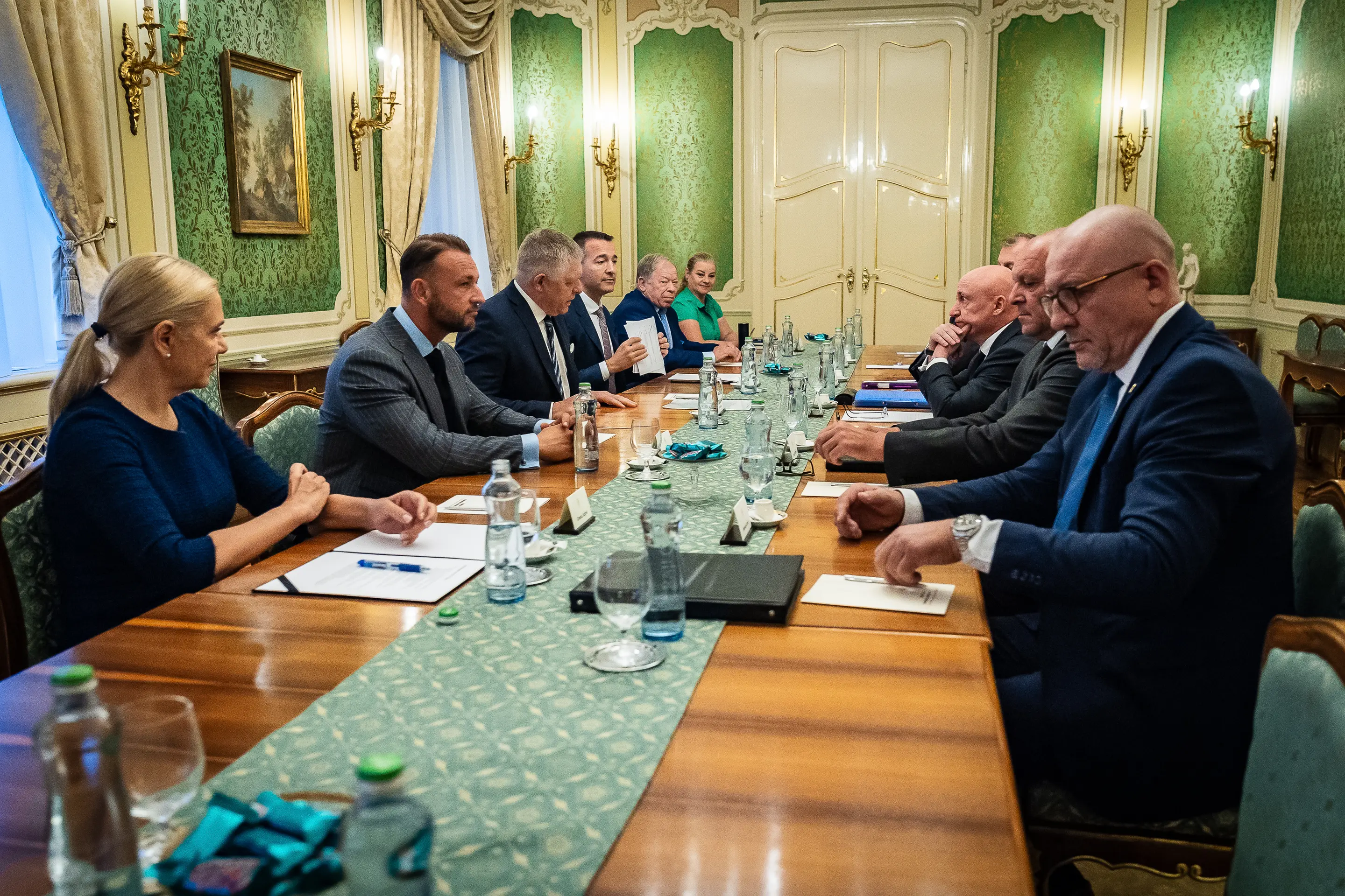 Premiér Fico preberá iniciatívu pri jadrovej elektrárni. Stretol sa s akcionármi.