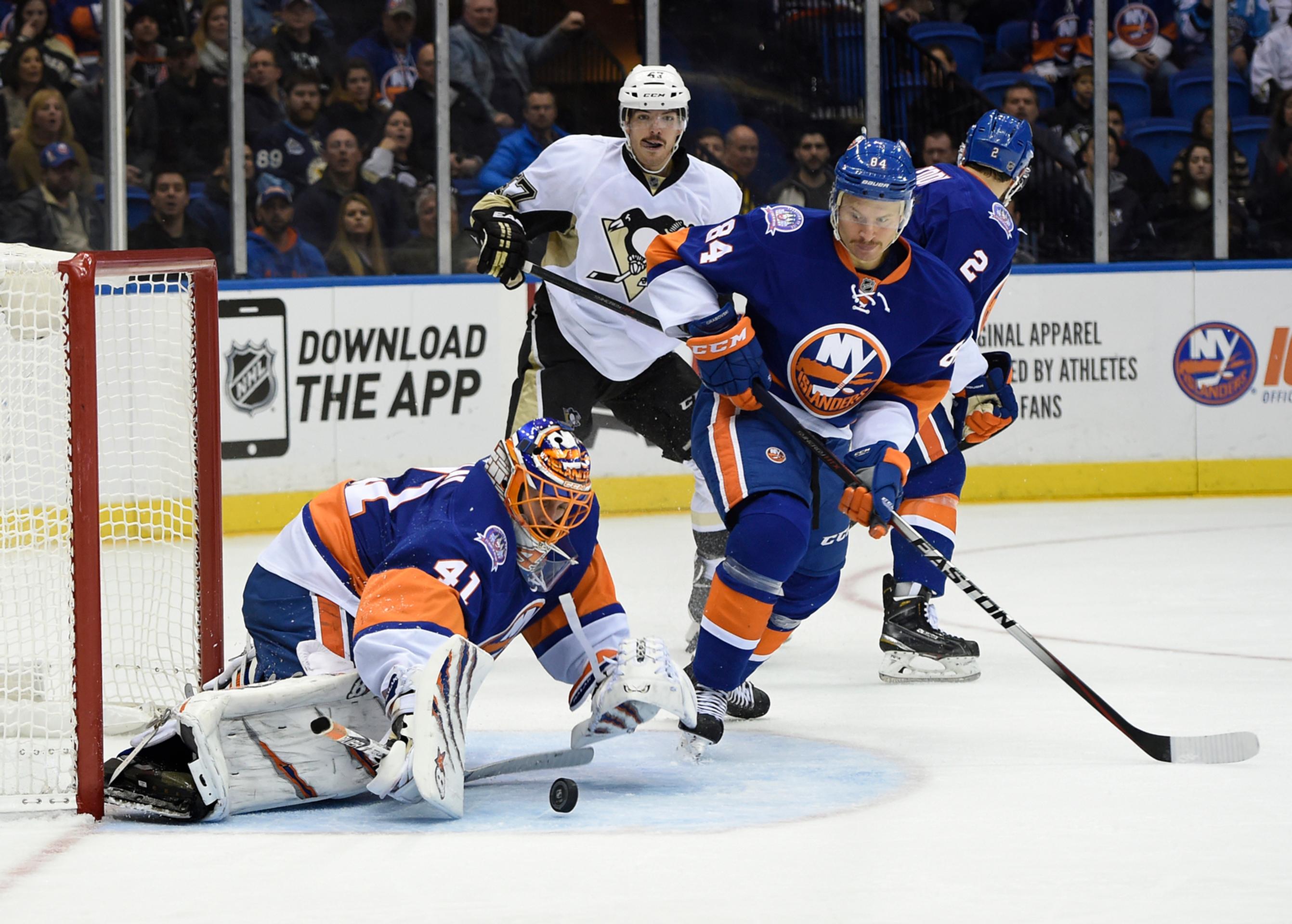 Michail Grabovskij sa prizerá, ako Jaroslav Halák zastavuje puk.