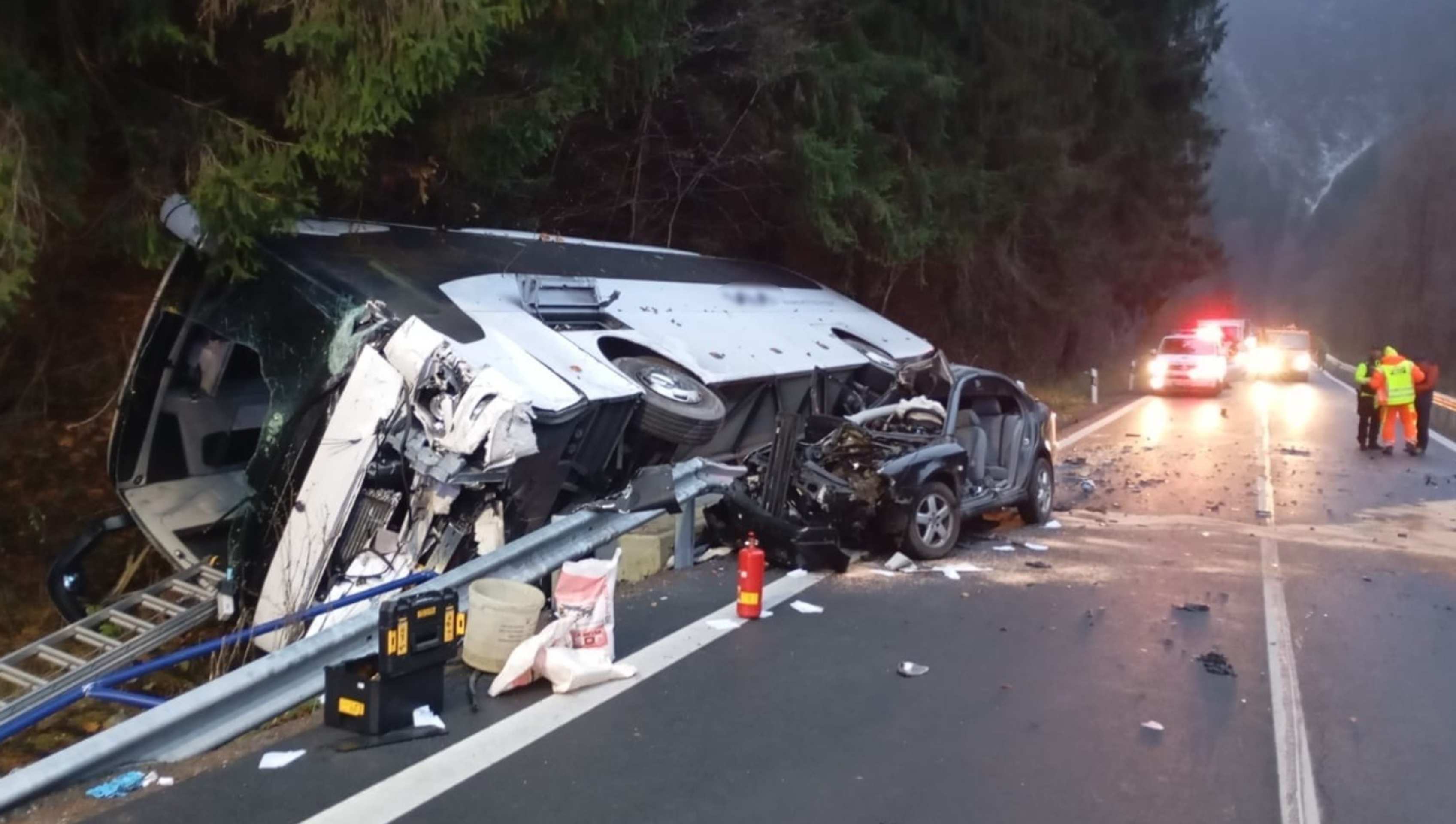 Na Orave sa zrazil autobus s osobným autom.