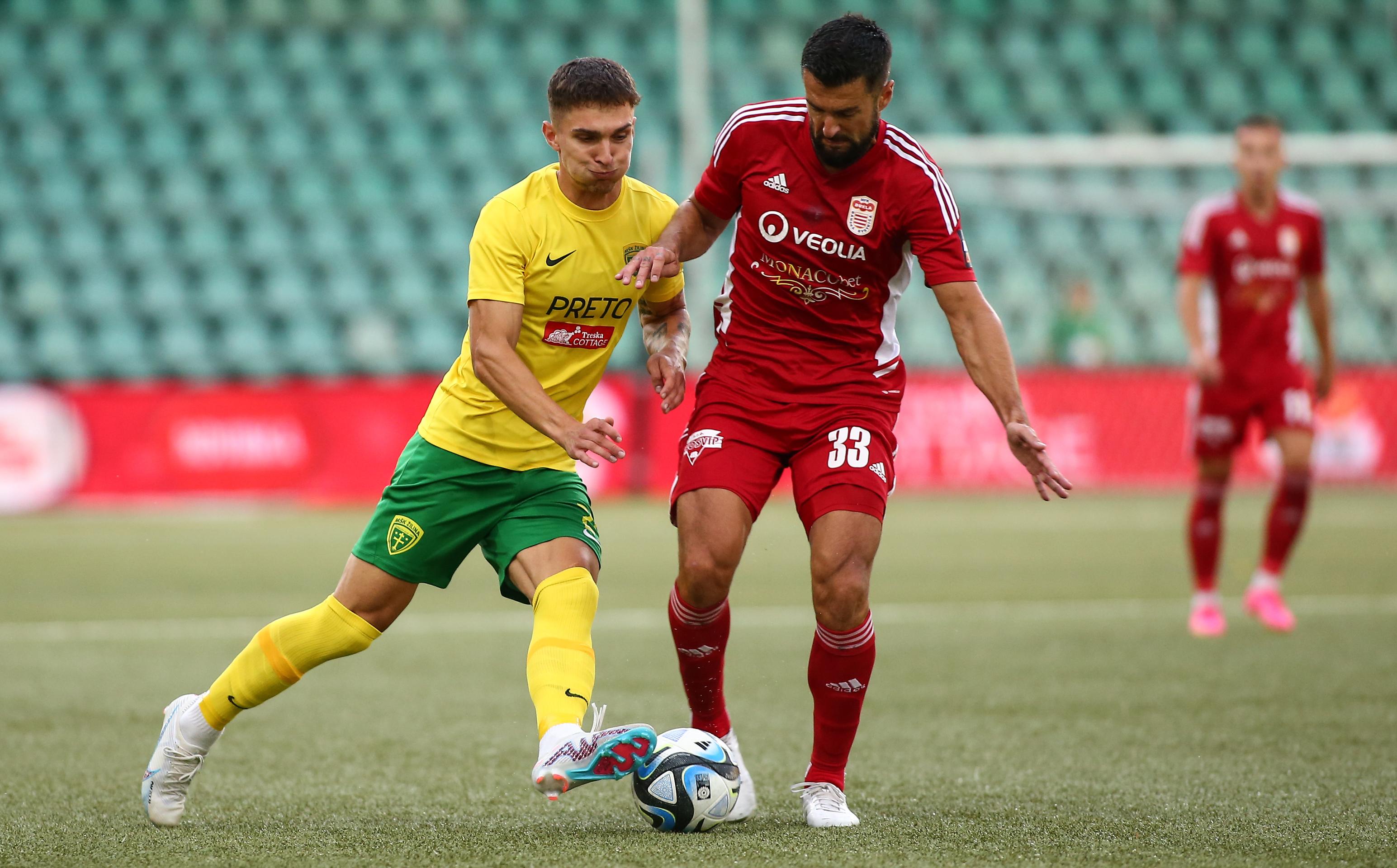 Zľava v súboji o loptu Dávid Ďuriš (Žilina) a Boris Godál (Banská Bystrica) v zápase 7. kola Niké ligy.