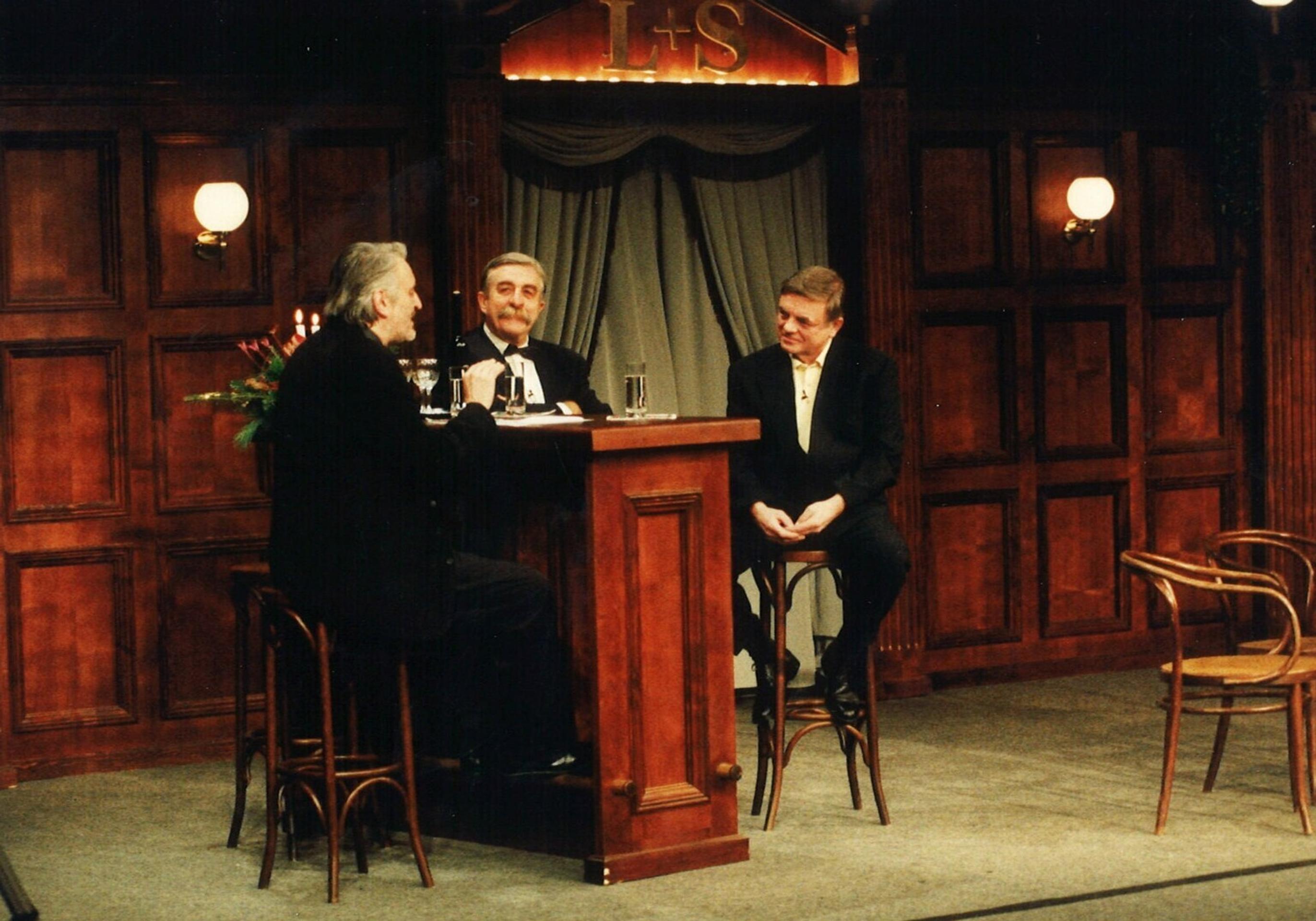 Všetci sú za dverami