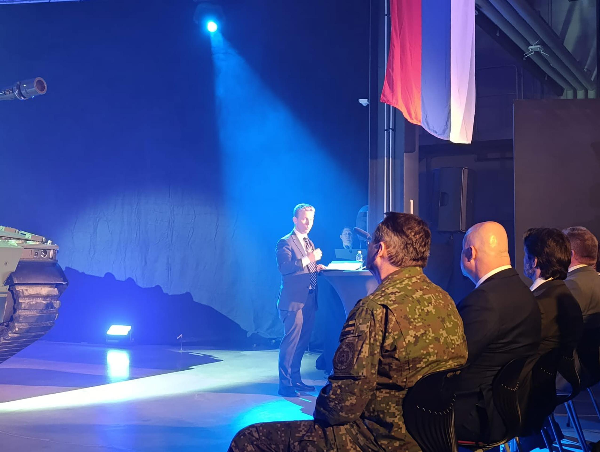 Švédsky minister obrany Pal Jonson v príhovore počas predstavenia novej verzie bojového vozidla CV9035 MkIV