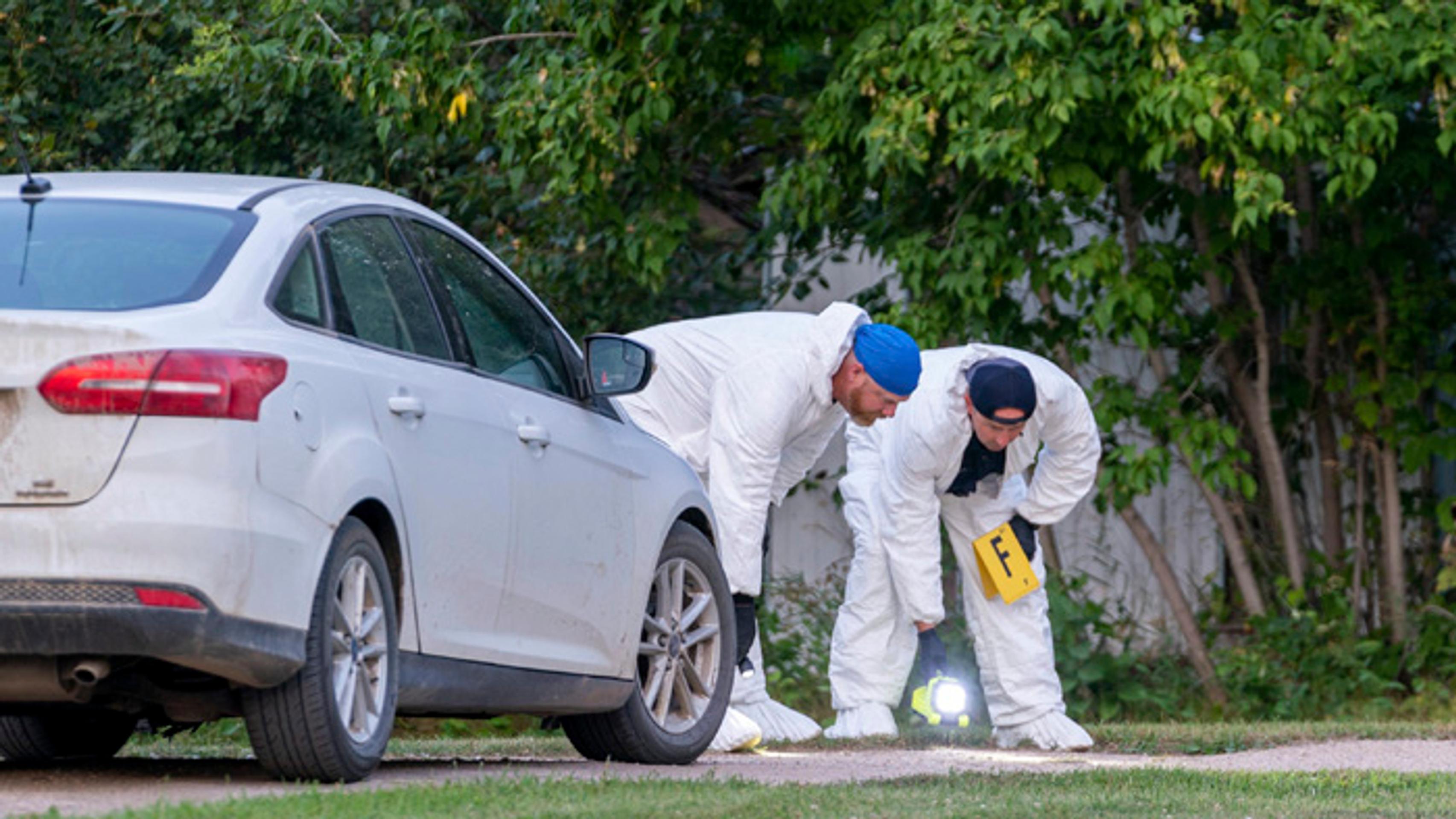 Forenzní vyšetrovatelia na mieste činu.