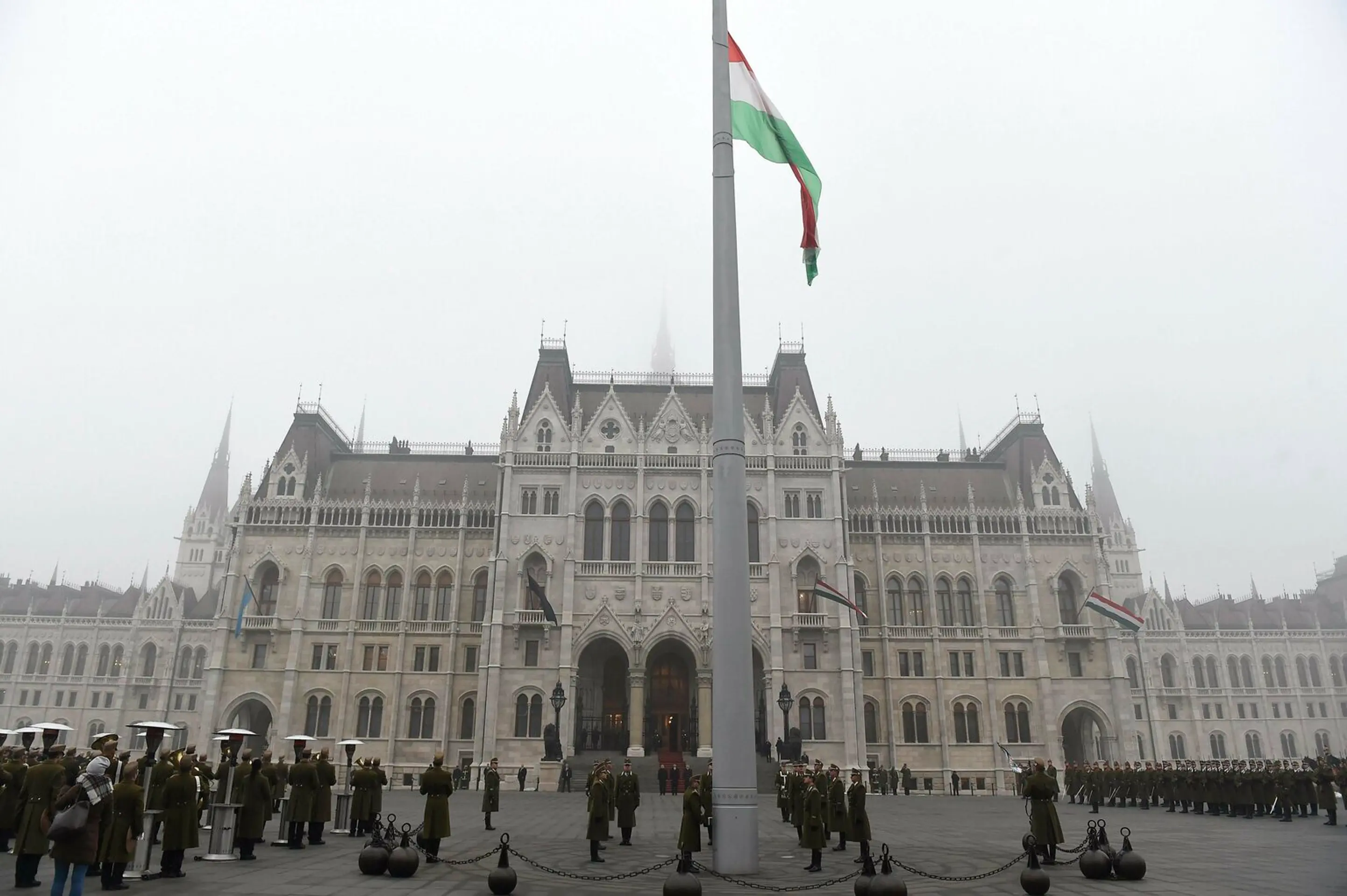 Maďarská štátna vlajka veje na pol žrde pred budovou parlamentu.