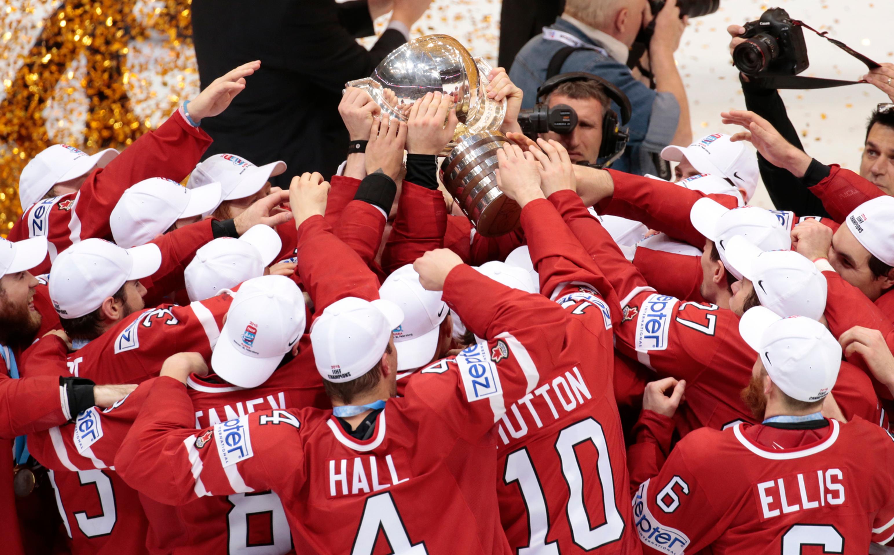 Novopečení majstri sveta v hokeji Kanaďania sa radujú z trofeje