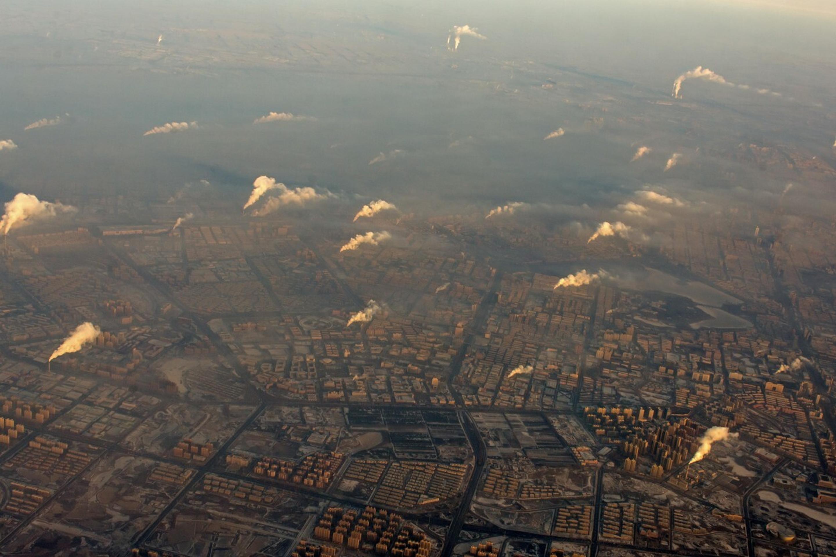 Dymiace komíny tovární v meste Čangčun.