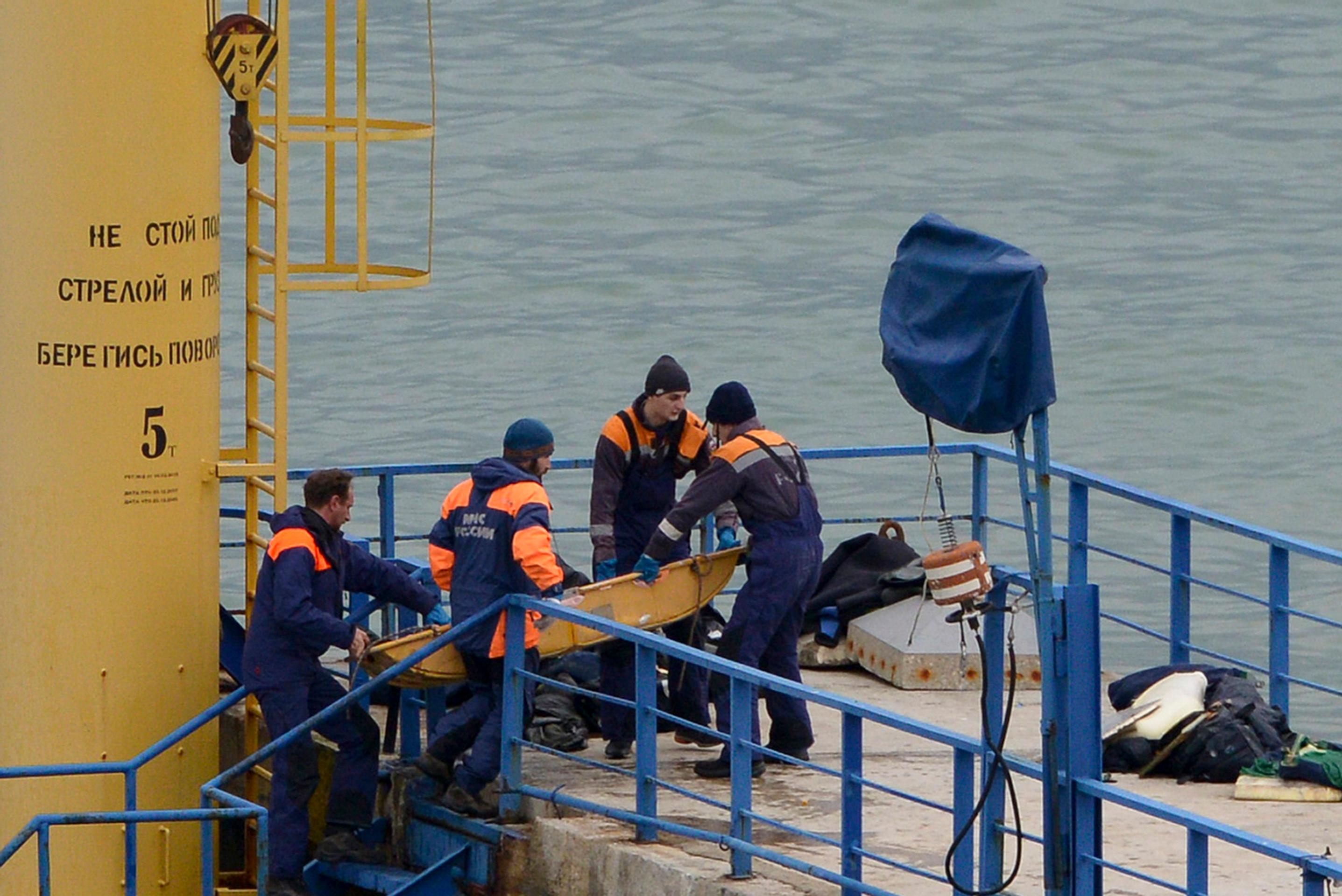 Vytiahli prvé telo z havarovaného lietadla.