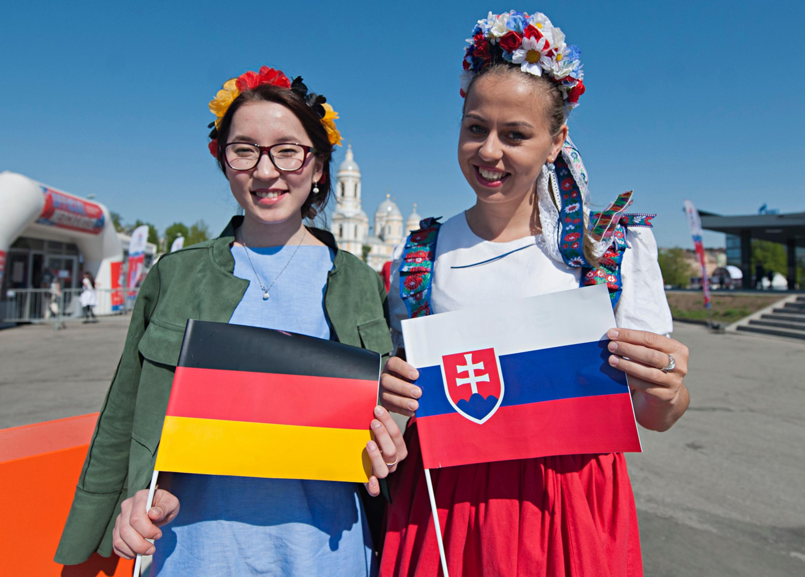 Slovenská a nemecká fanúšička pred zápasom MS v ľadovom hokeji v Petrohrade.