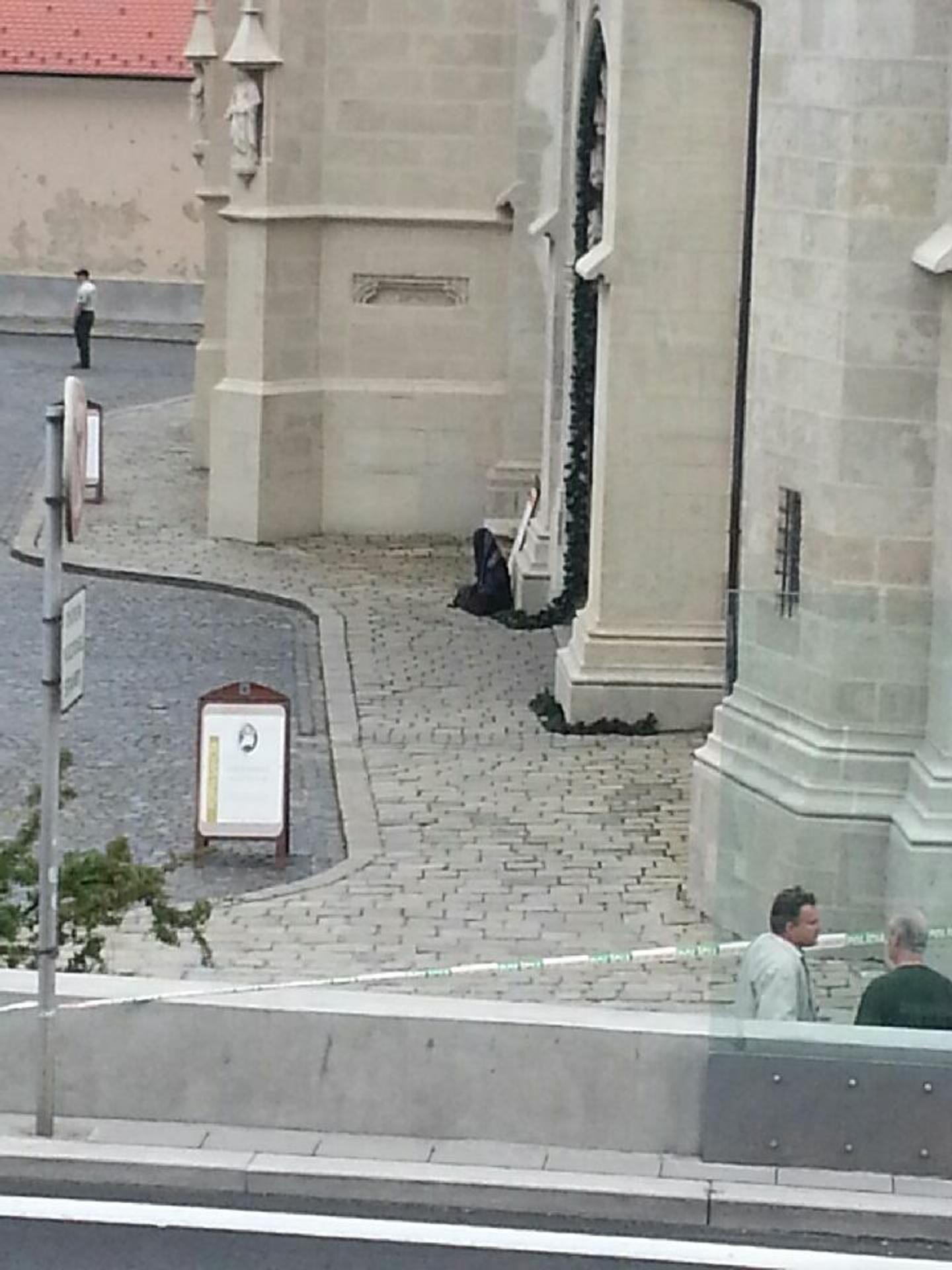 Pri Dóme sv. Martina našli maketu moslimky so samopalom. Okolie je uzavreté